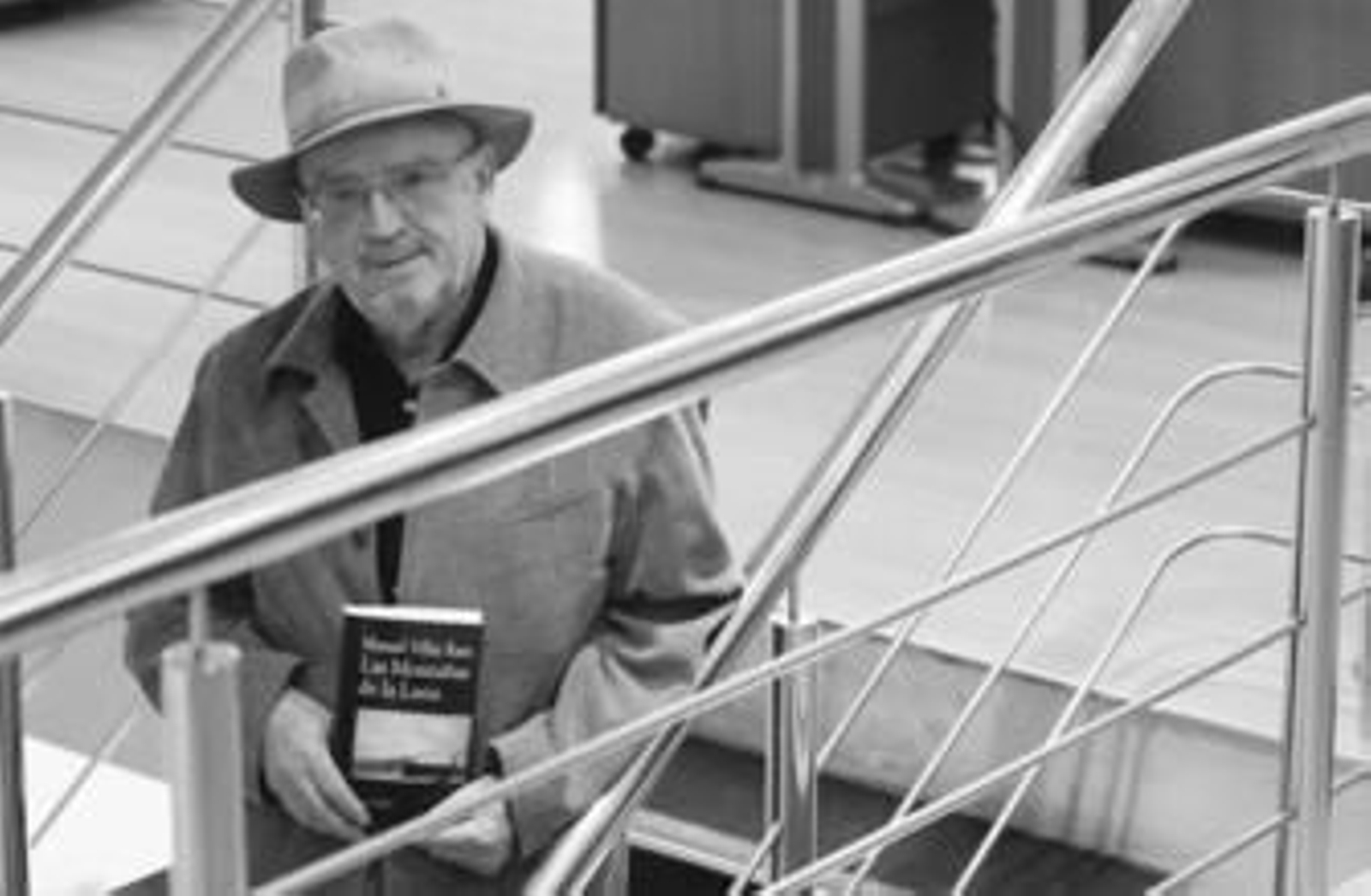 Manuel Villar Raso, con su obra 'Las Montañas de la Luna', editada por Alhulia al igual que la recién publicada 'Desnuda en lo real'.