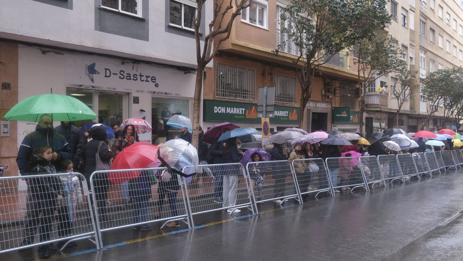 Fotografías de la cabalgata de los Reyes Magos pasada por agua en Almería
