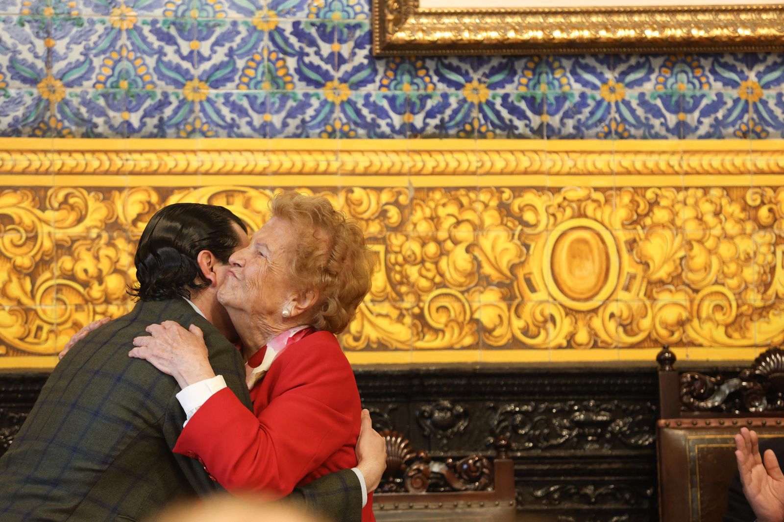 Fotos de la imposición de la insignia de la ciudad de Algeciras a Palma Briales de León