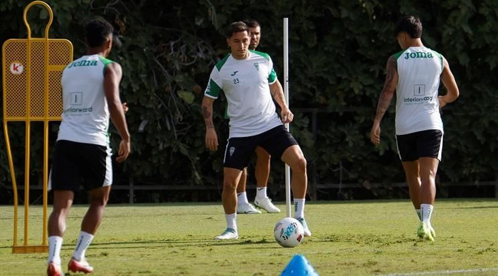 Carracedo controla el balón en presencia de Kevin Medina y Dalisson.