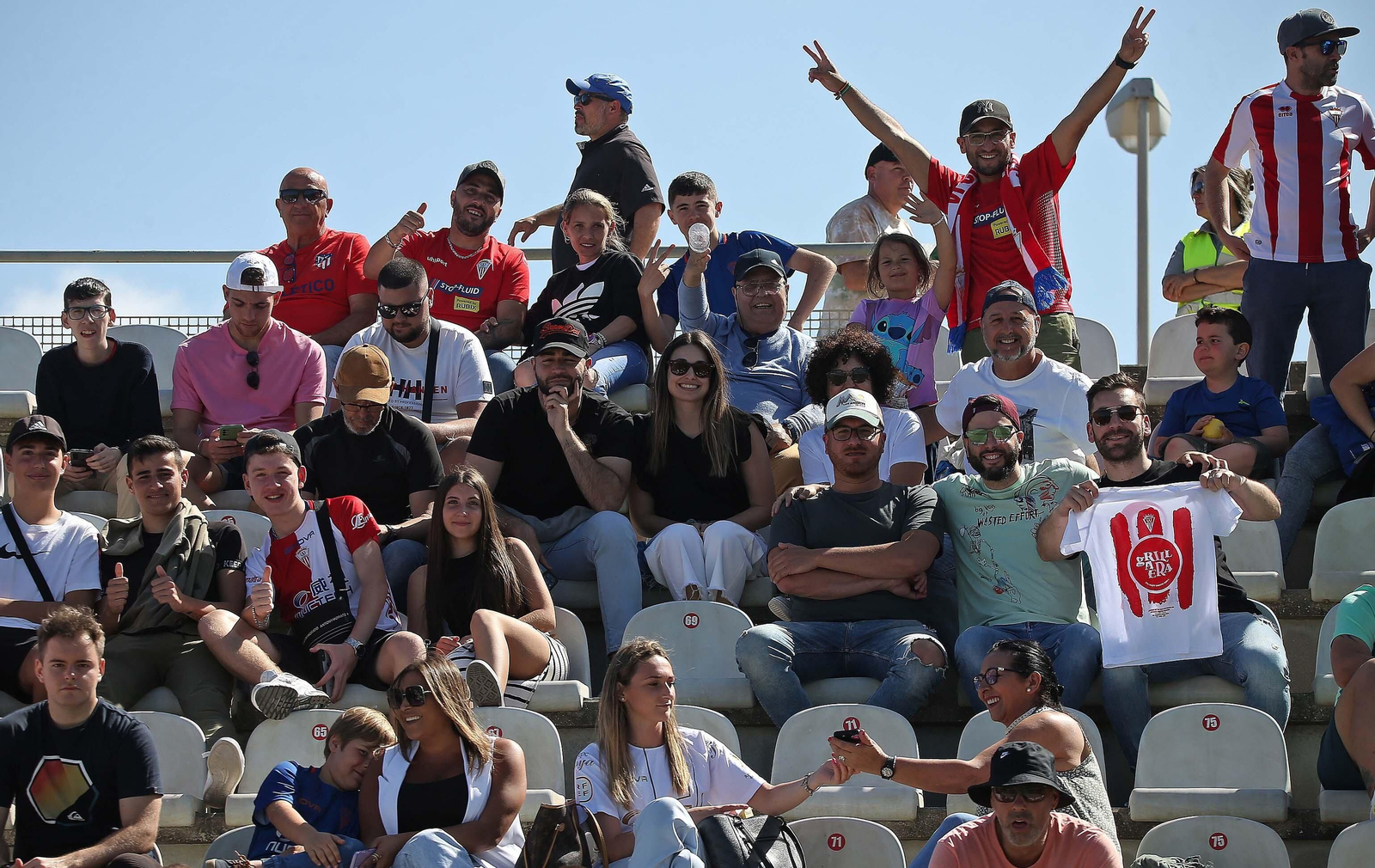 Fotos de la afición durante el Algeciras - San Fernando en el Nuevo Mirador