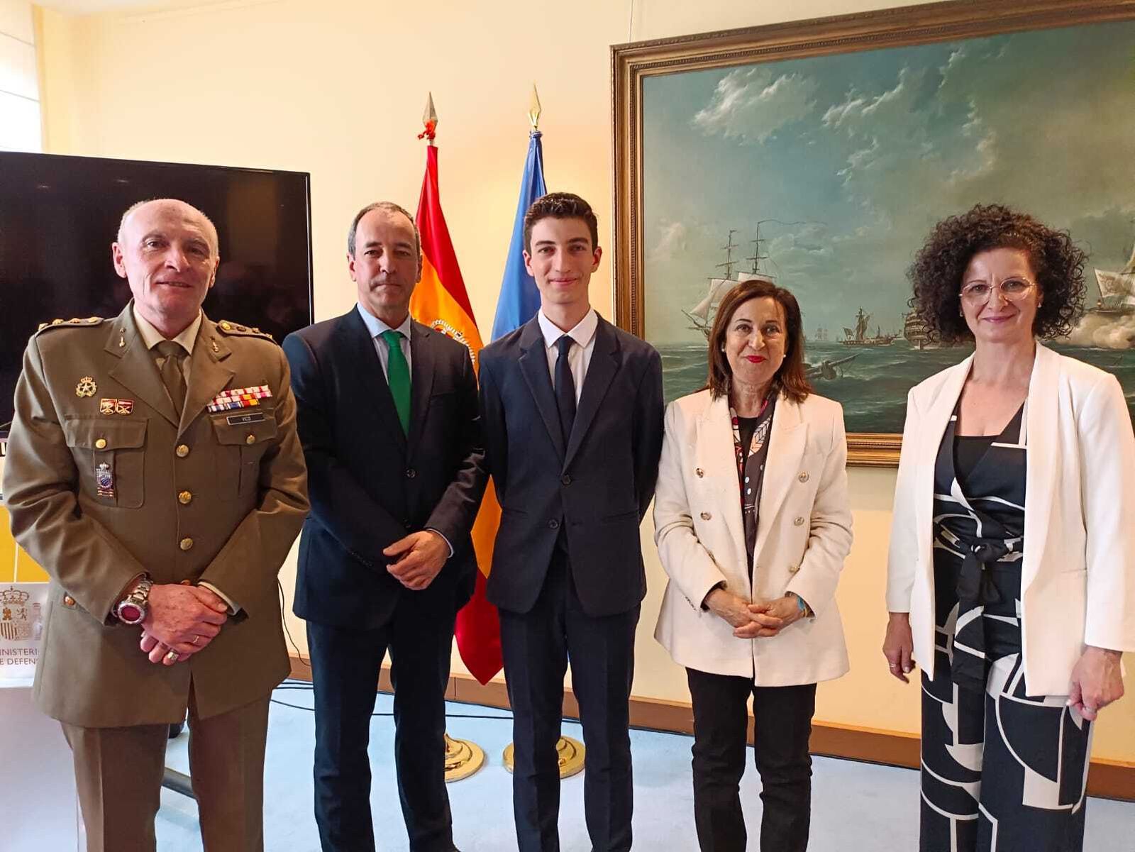 Héctor Rodríguez  junto a los representantes institucionales.