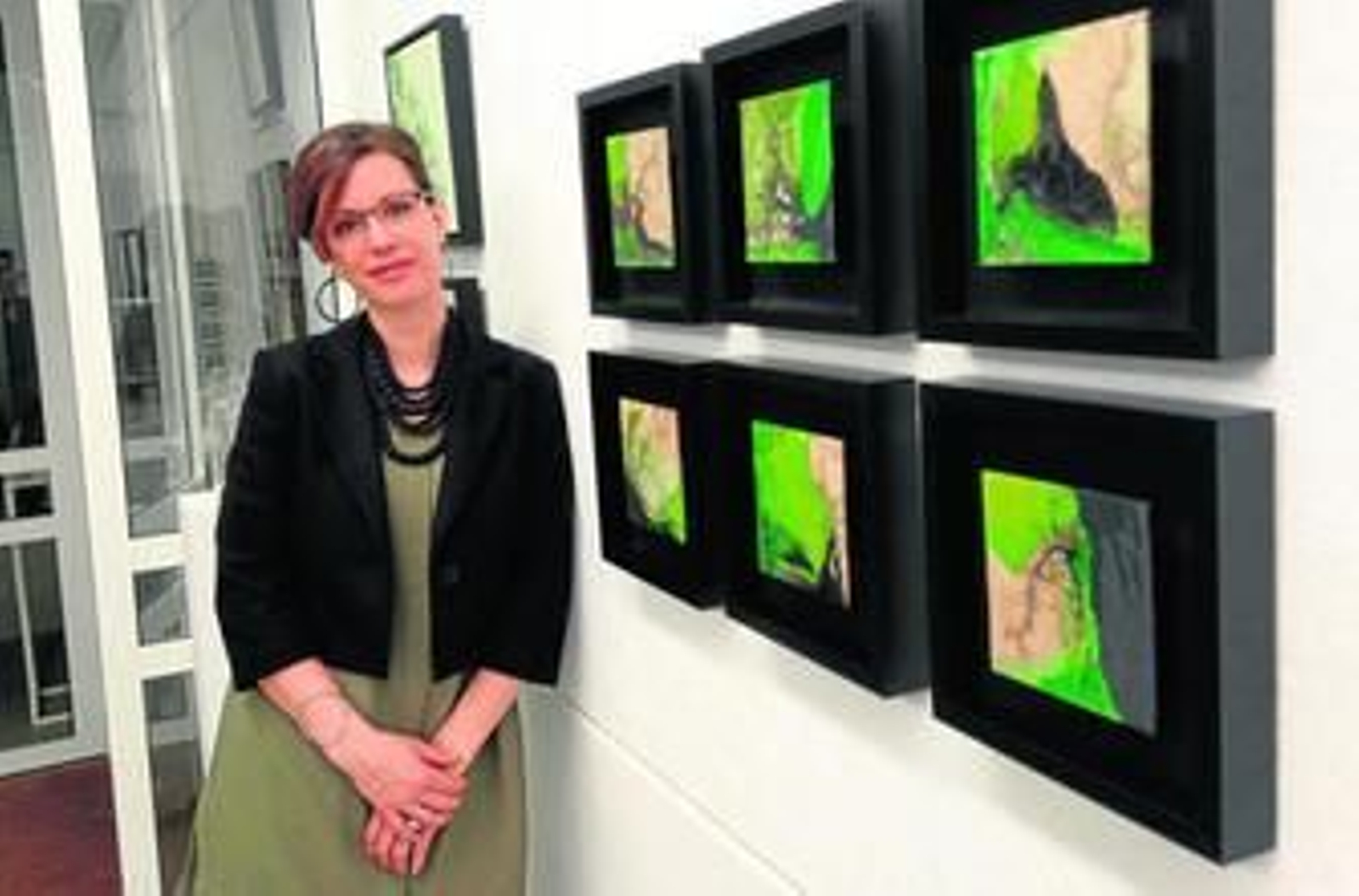 La artista suiza Annette Häberling posa ante los cuadros de la serie 'Arboles verdes' expuestos en la Galería Fernando Serrano el día de la inauguración.