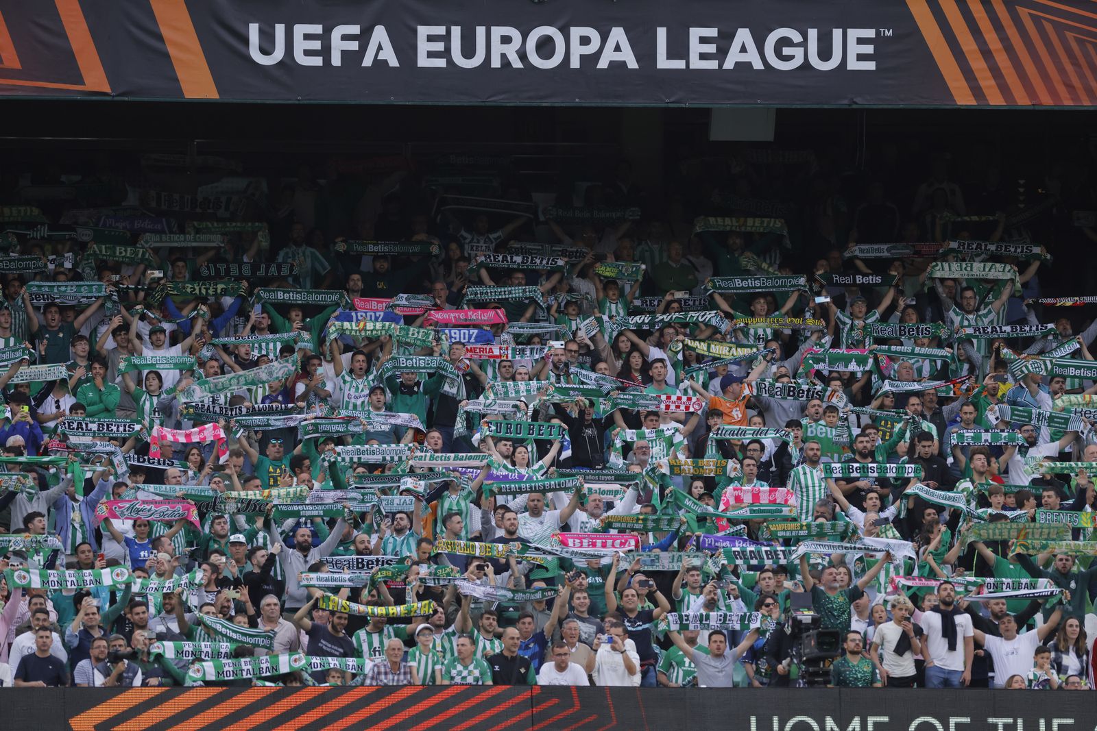 Búscate en las fotos del Betis-Manchester