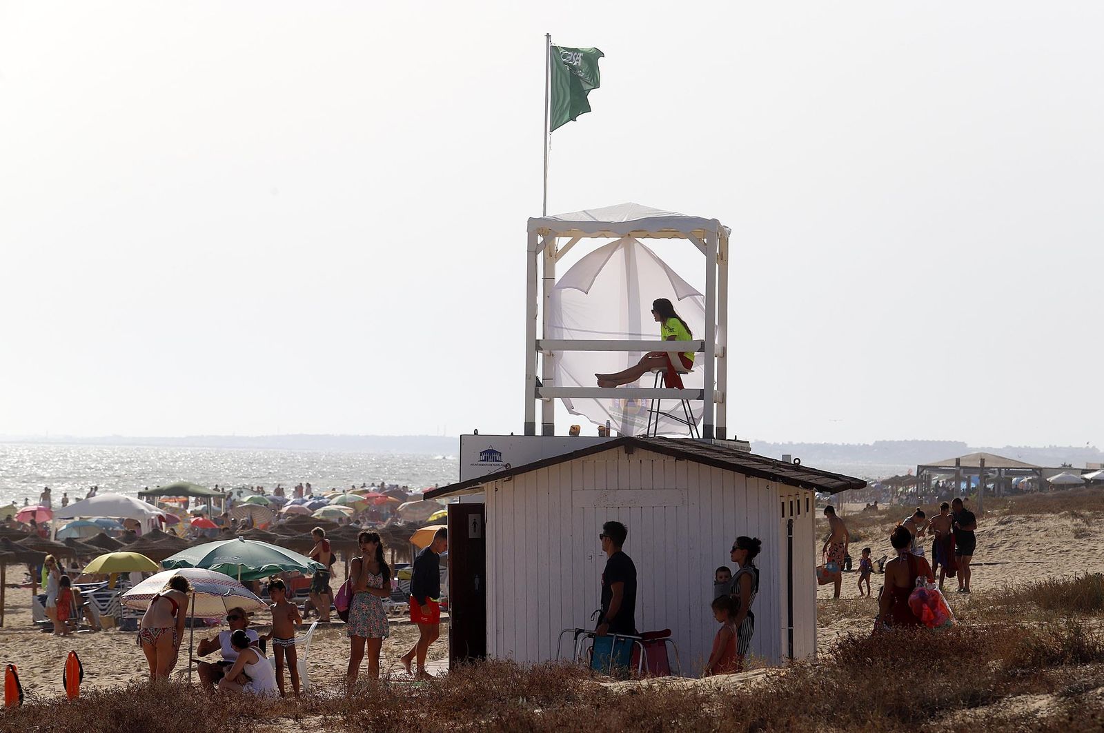 Un día en las playas de Huelva, en imágenes