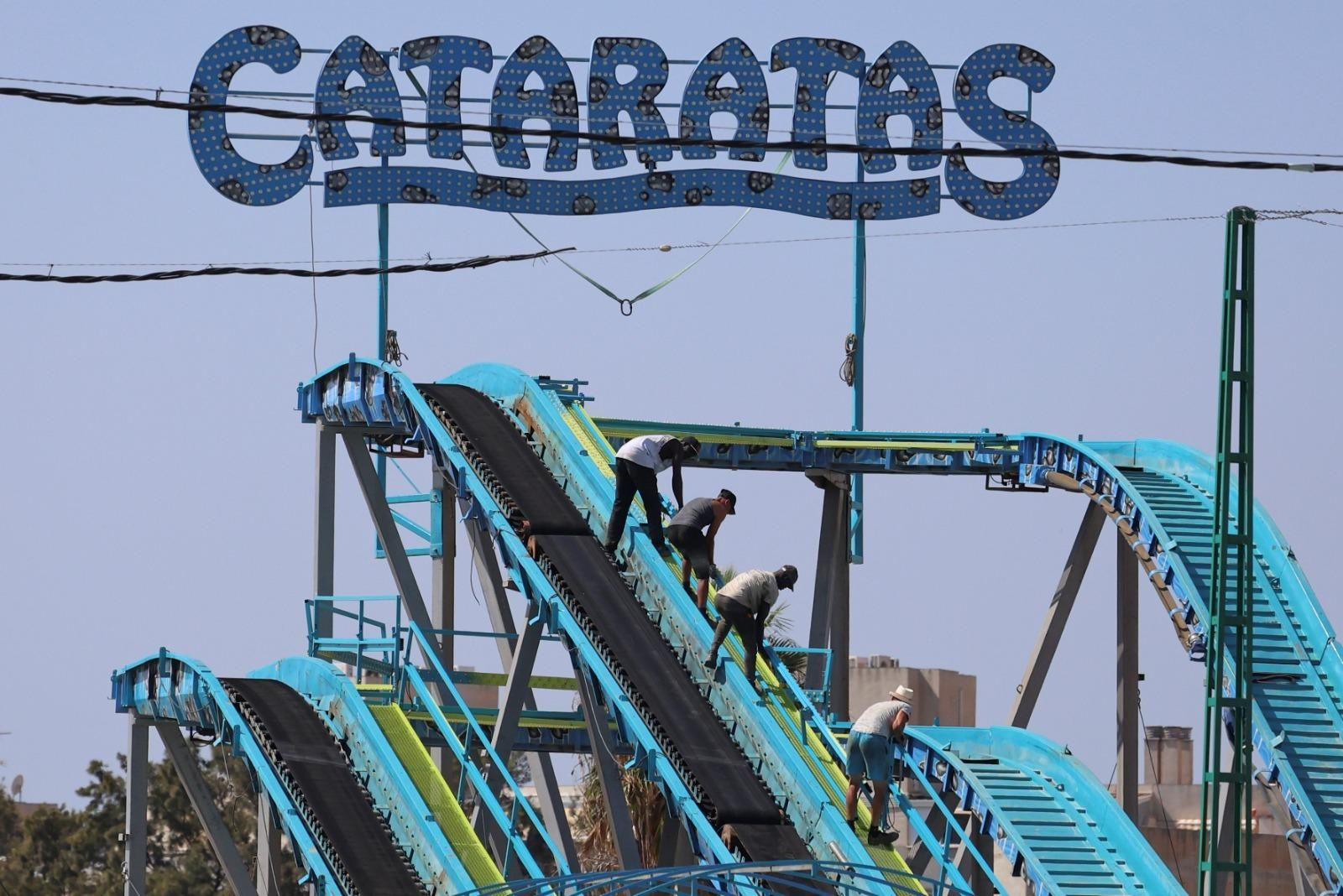 Trabajadores montando la atracción Cataratas. Trabajadores montando la atracción Cataratas.