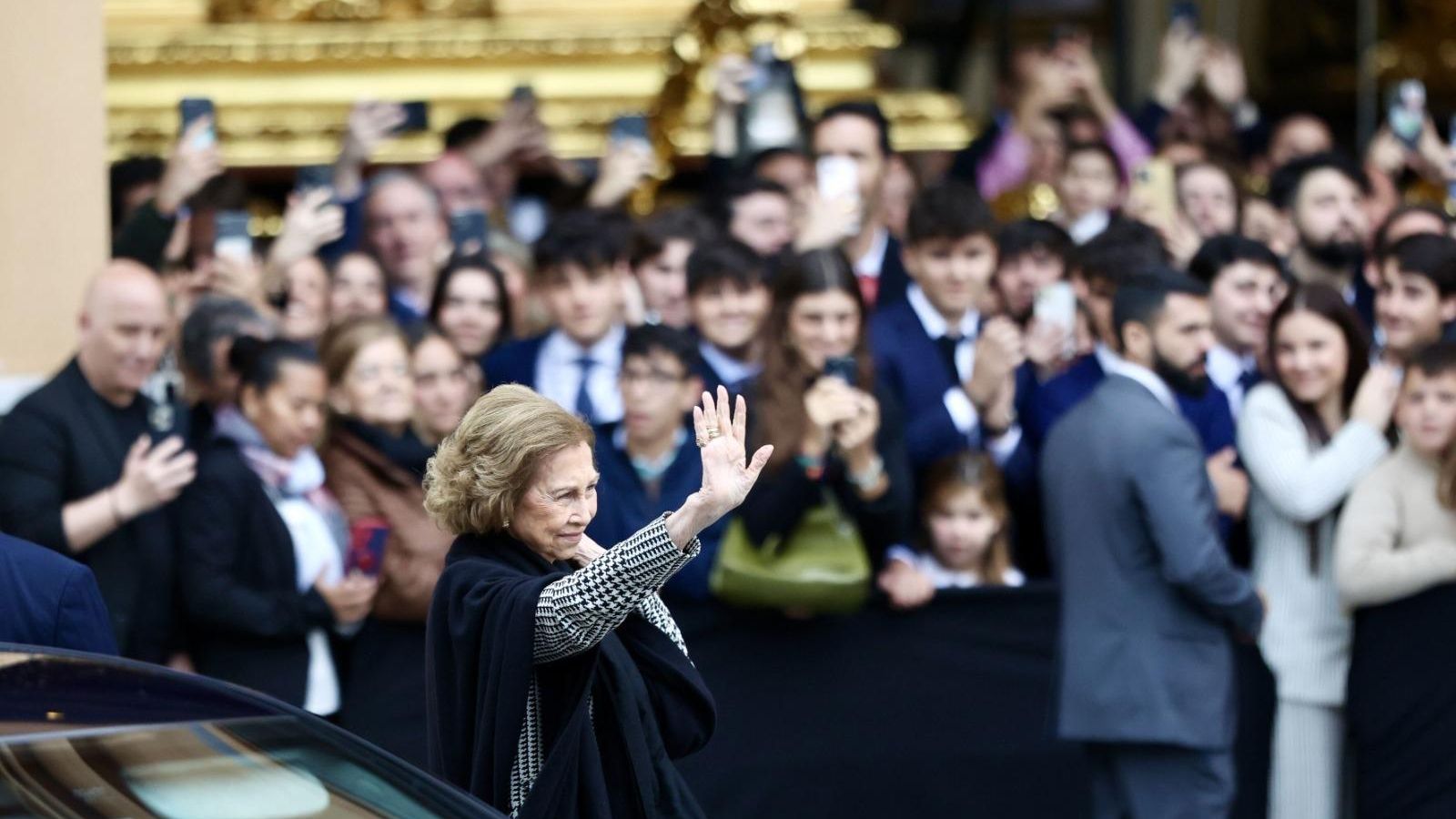 Doña Sofía salundado en su llegada a la plaza