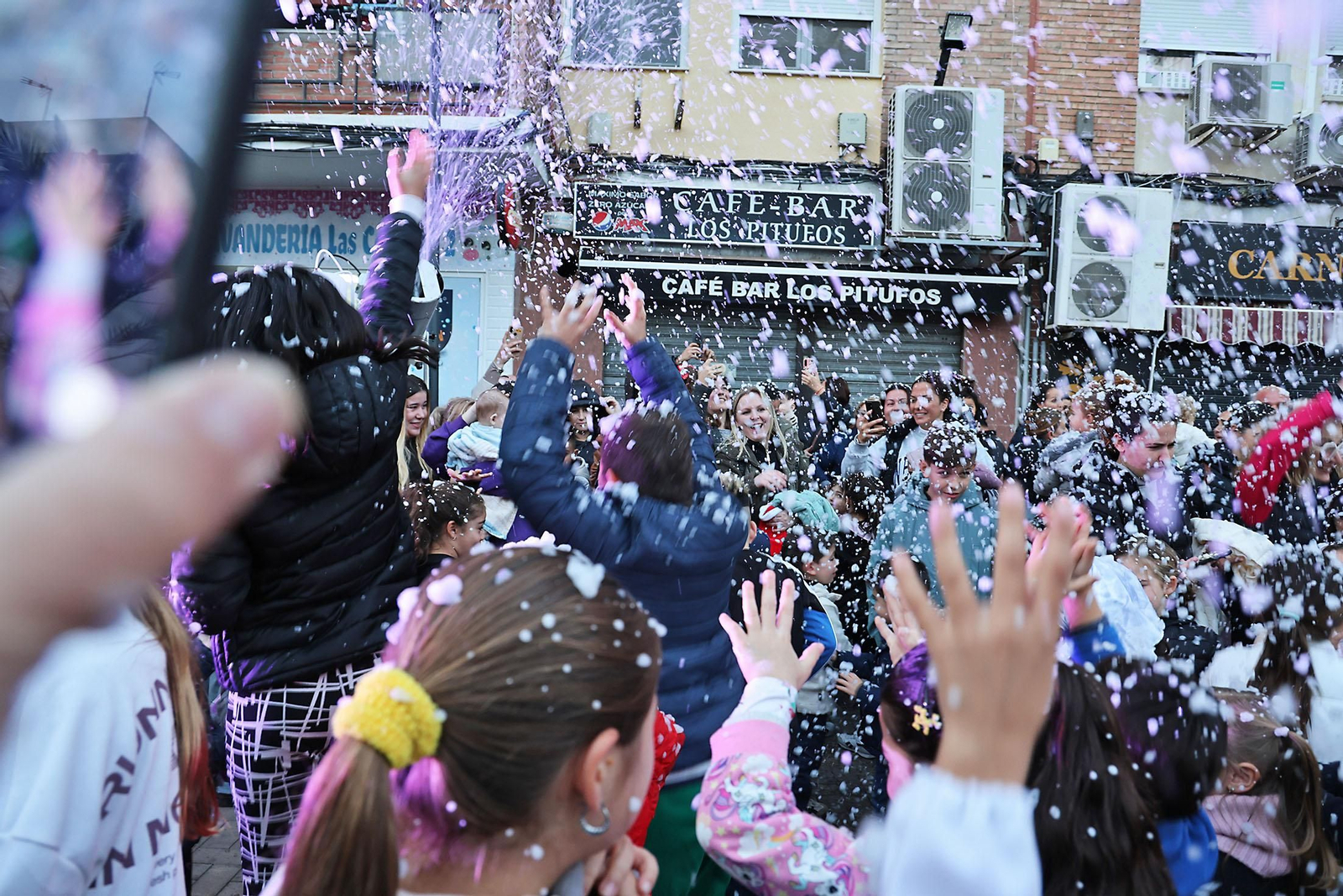 Una sorprendente nevada llena de alegría el barrio de Las Colonias
