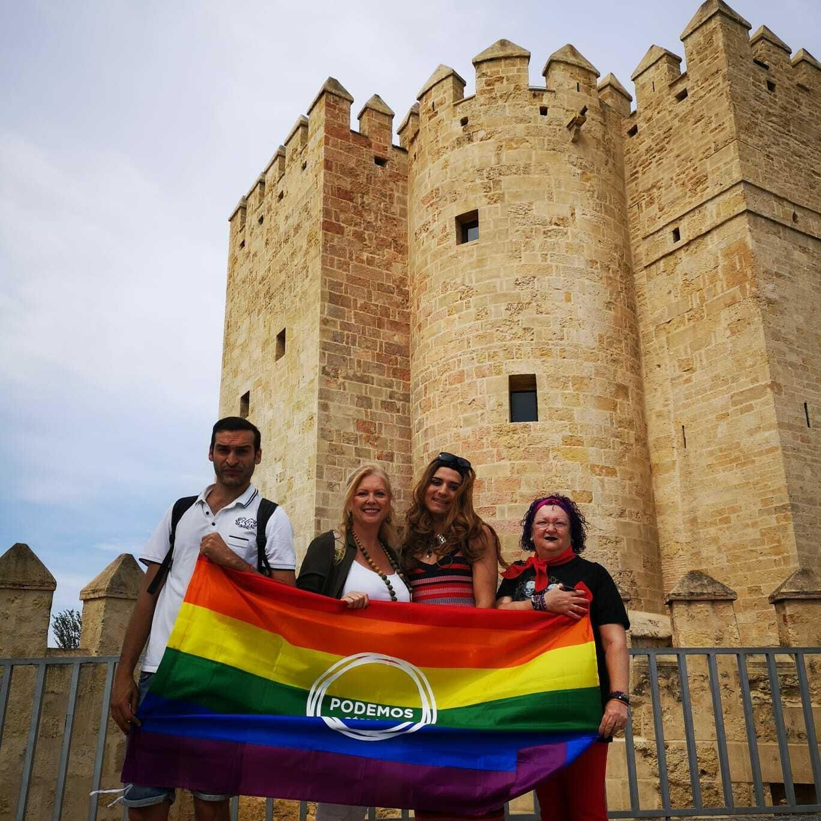 Cristina Pedrajas con activistas LGTBI