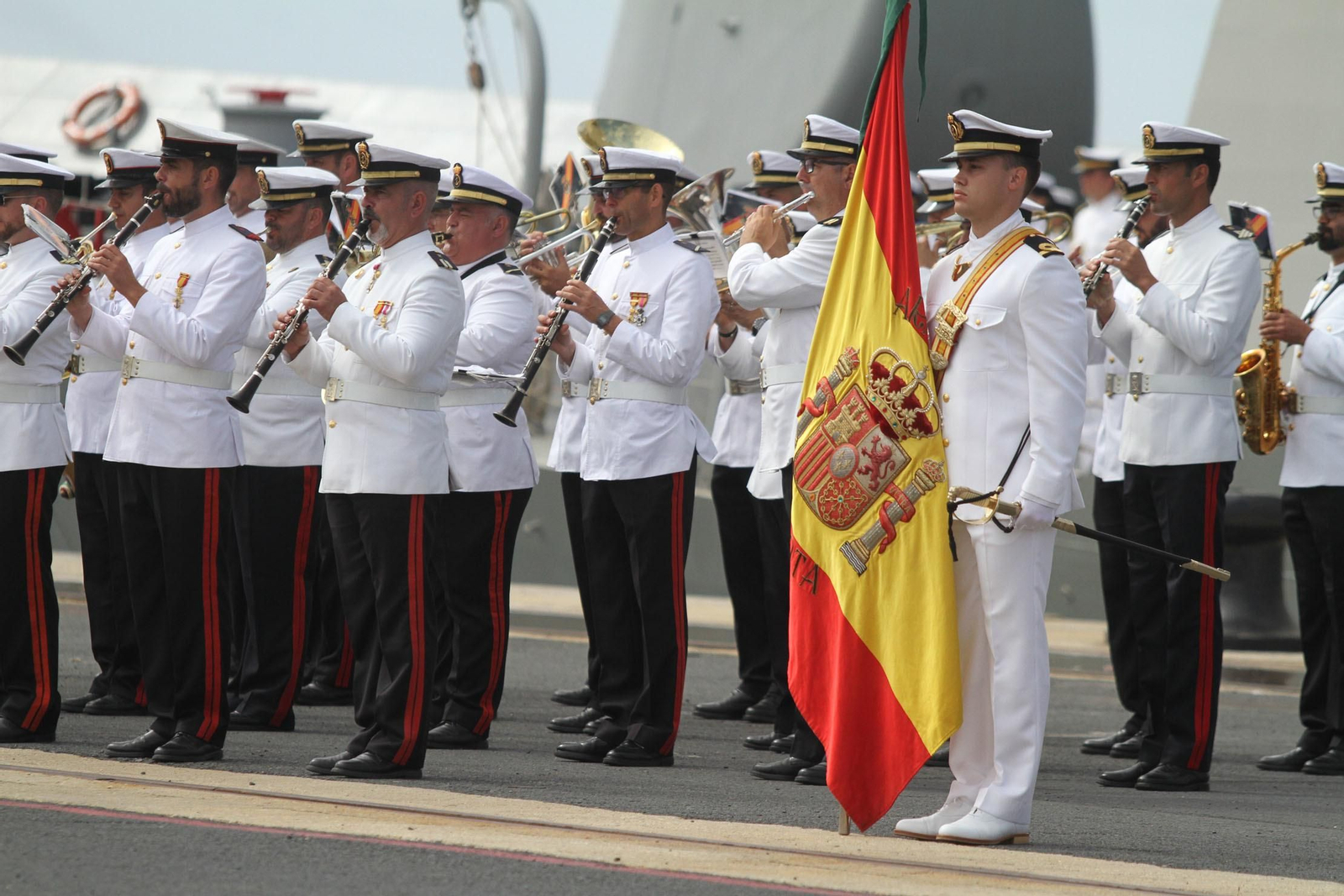Entrega de la bandera de combate a la fragata Cristobal Colón