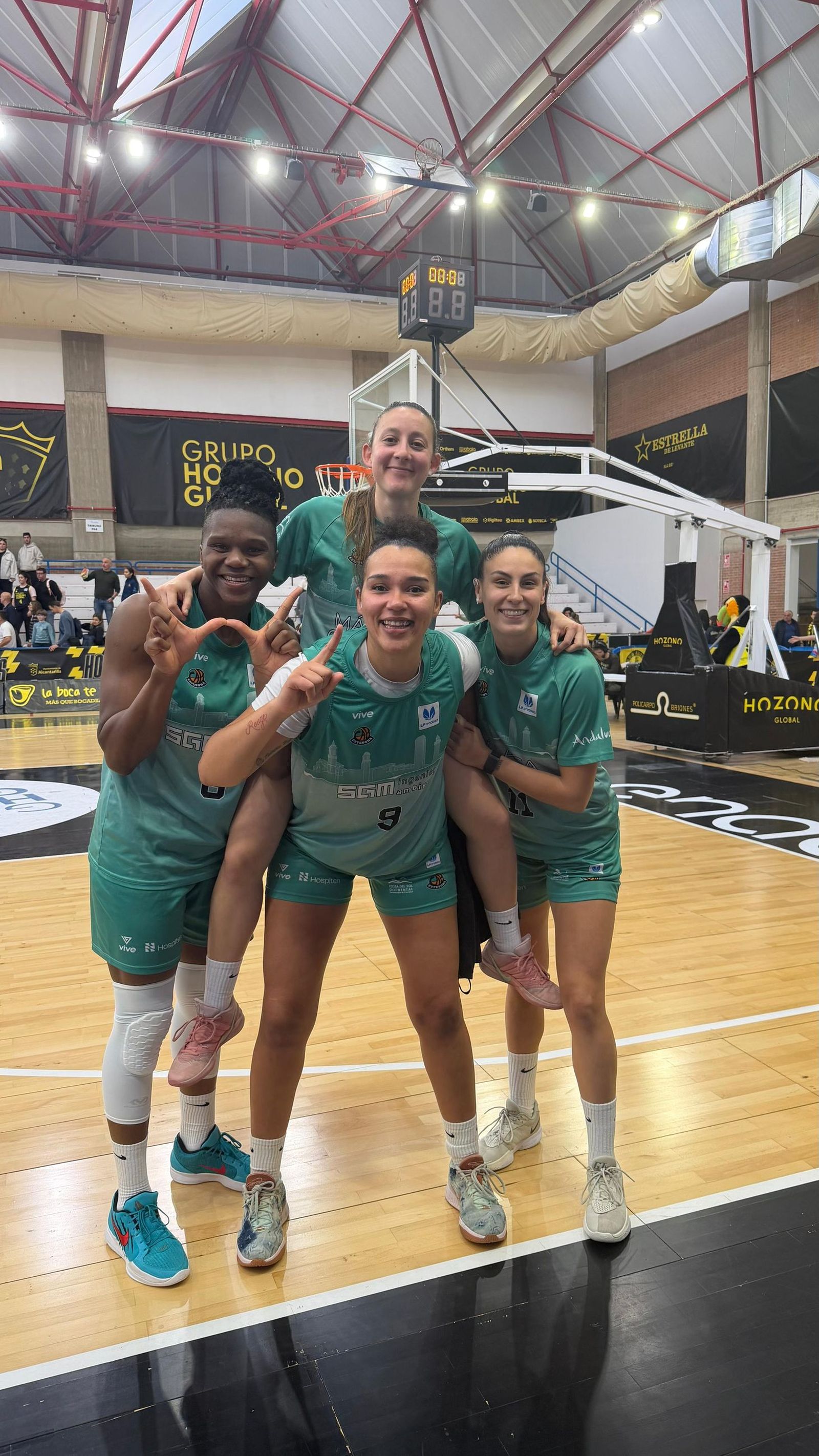 Las jugadoras celebran.