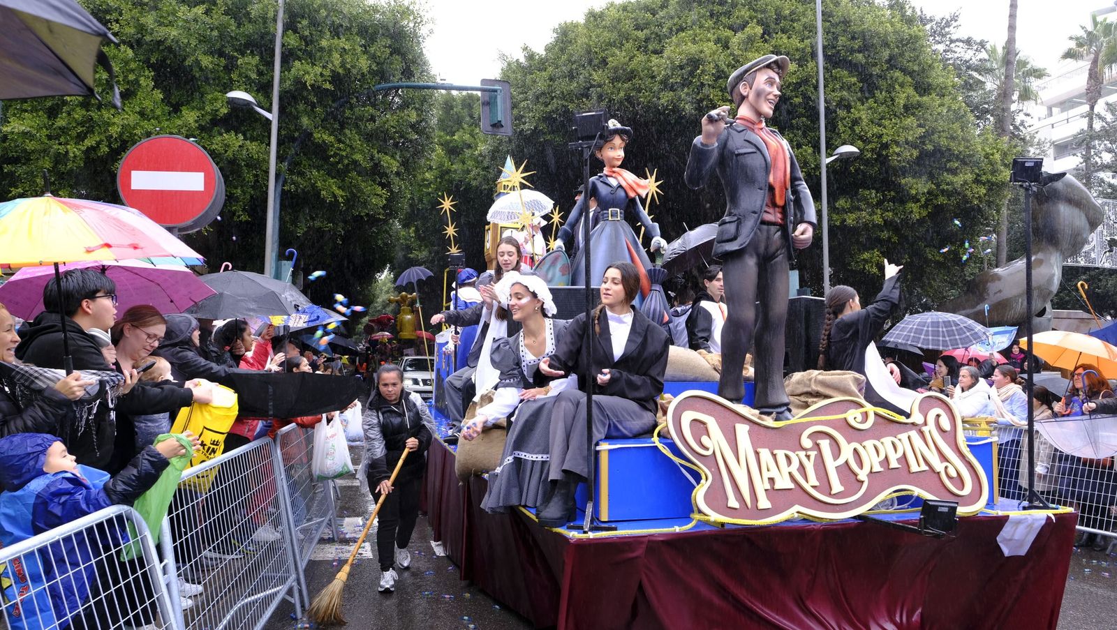 Fotografías de la cabalgata de los Reyes Magos pasada por agua en Almería