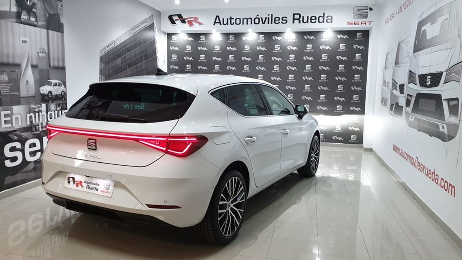 El León está disponible con dos carrocerías, cinco puertas y Sportstourer, y cuatro niveles de equipamiento: Reference, Style, Xcellence y FR.