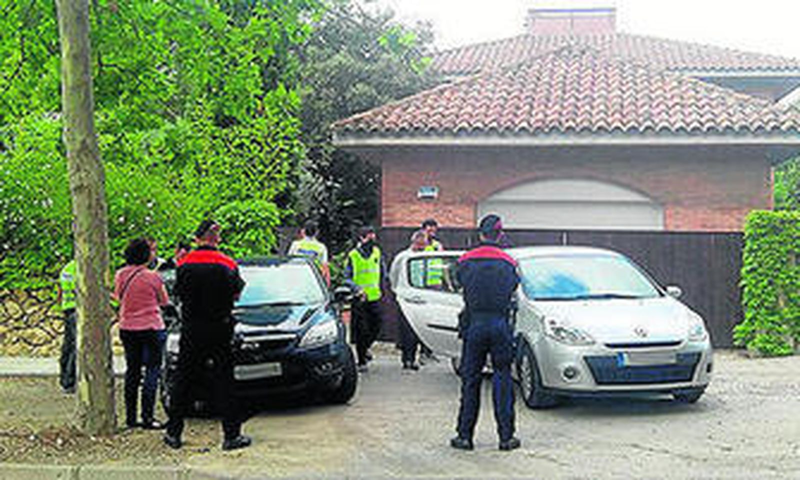 Momento de la detención practicada por los Mossos d'Esquadra a Josep Maria Morros Llauradó, en su domicilio, efectuada este martes.