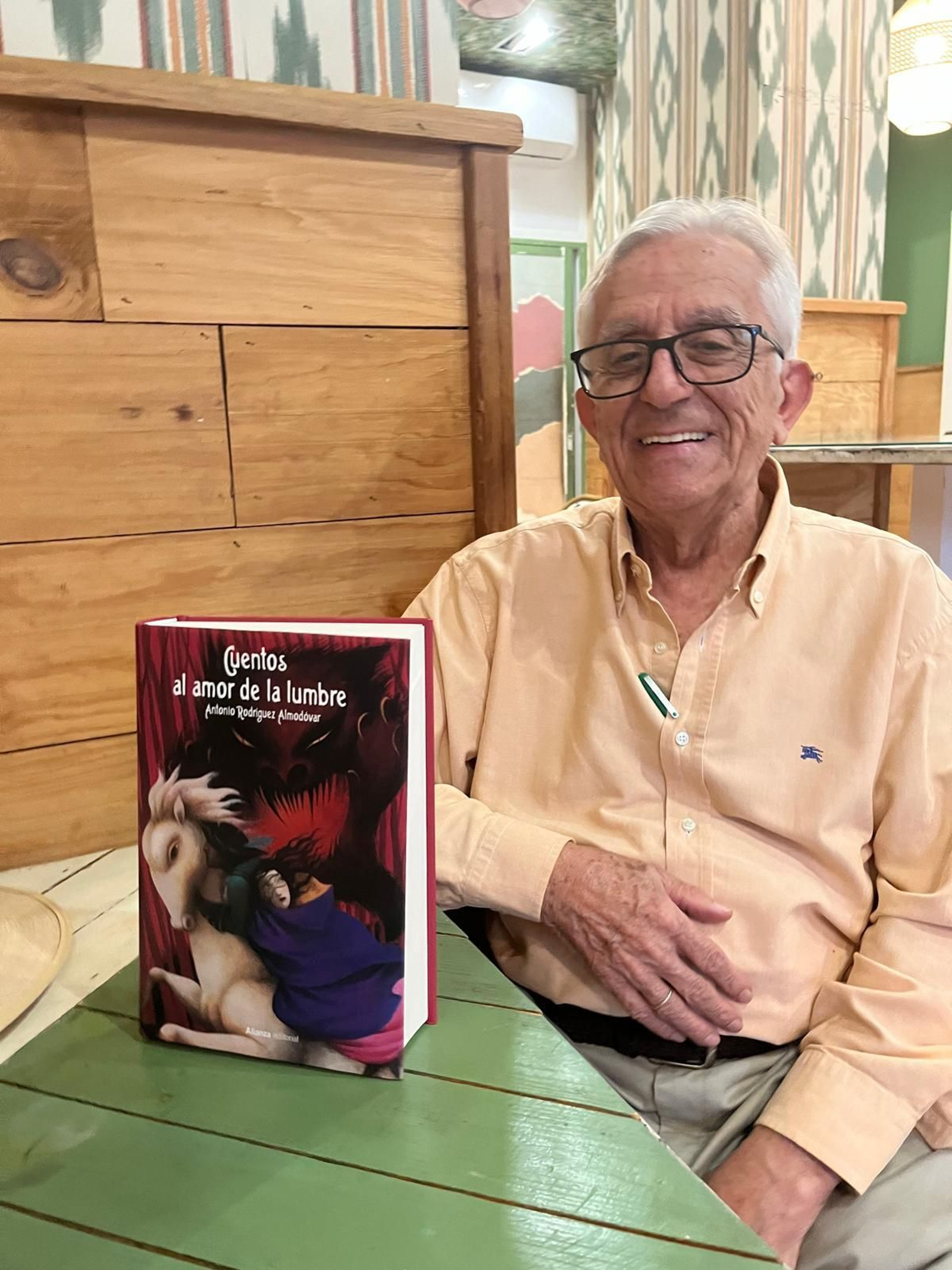 Almodovar con la reedición de 'Cuentos al amor de la lumbre'.