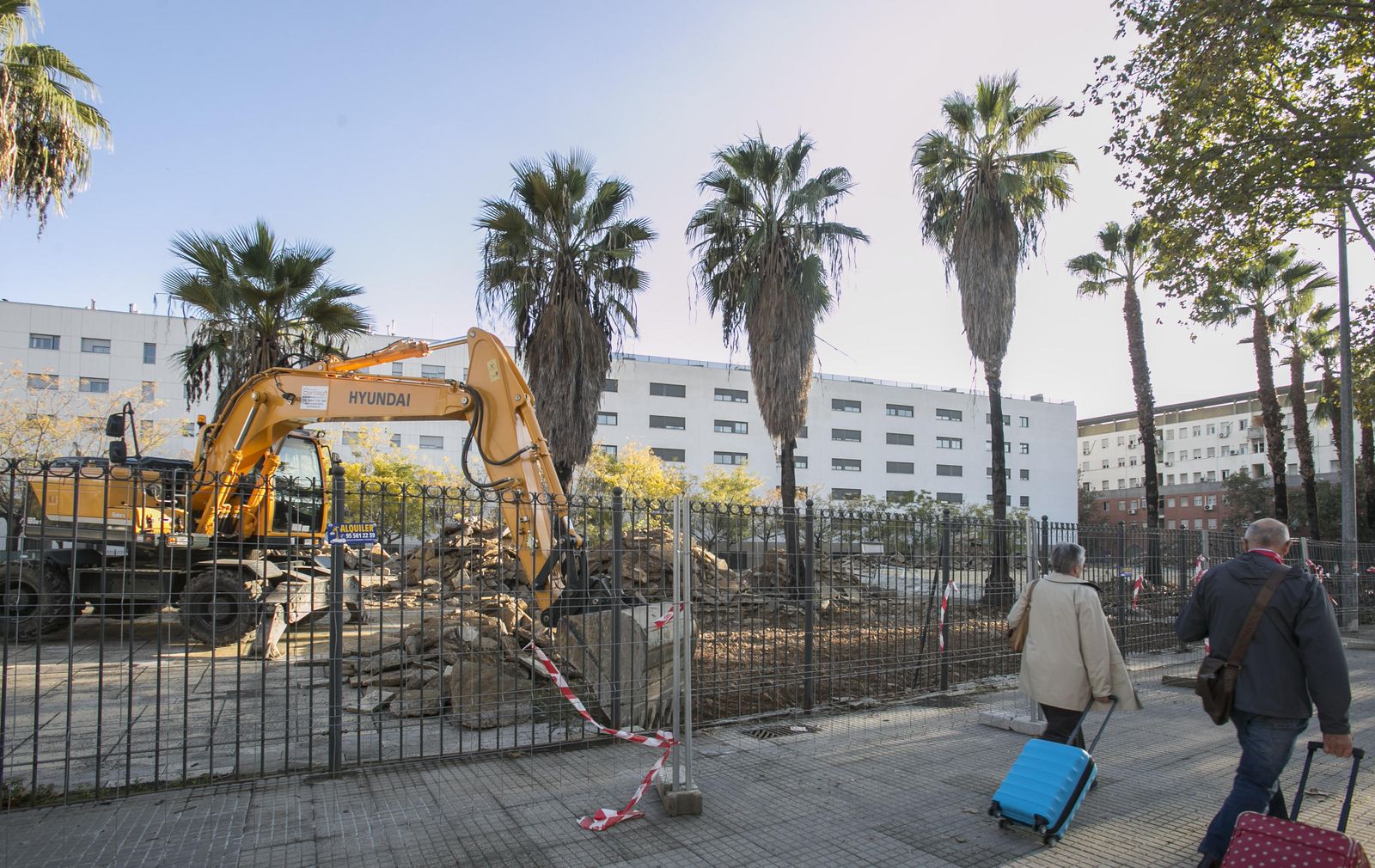 Las grúas trabajan en la explanda que será una zona verde.