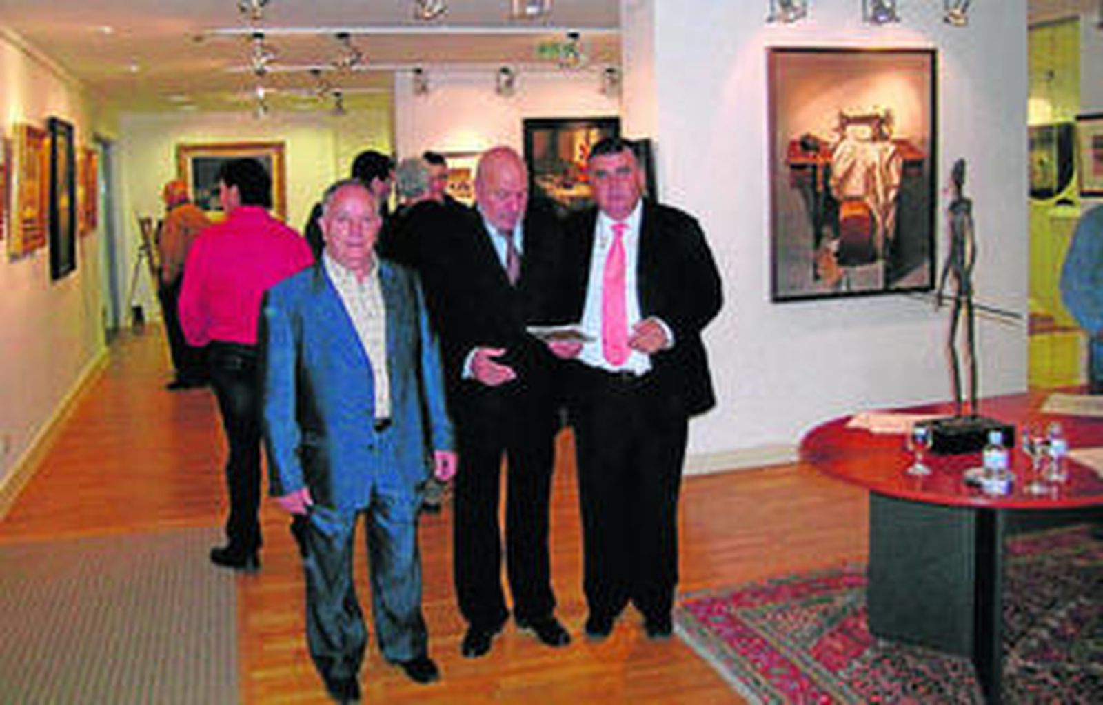 El concejal Ángel Medina junto al artista en la galería Miguel Ángel de Mojácar.