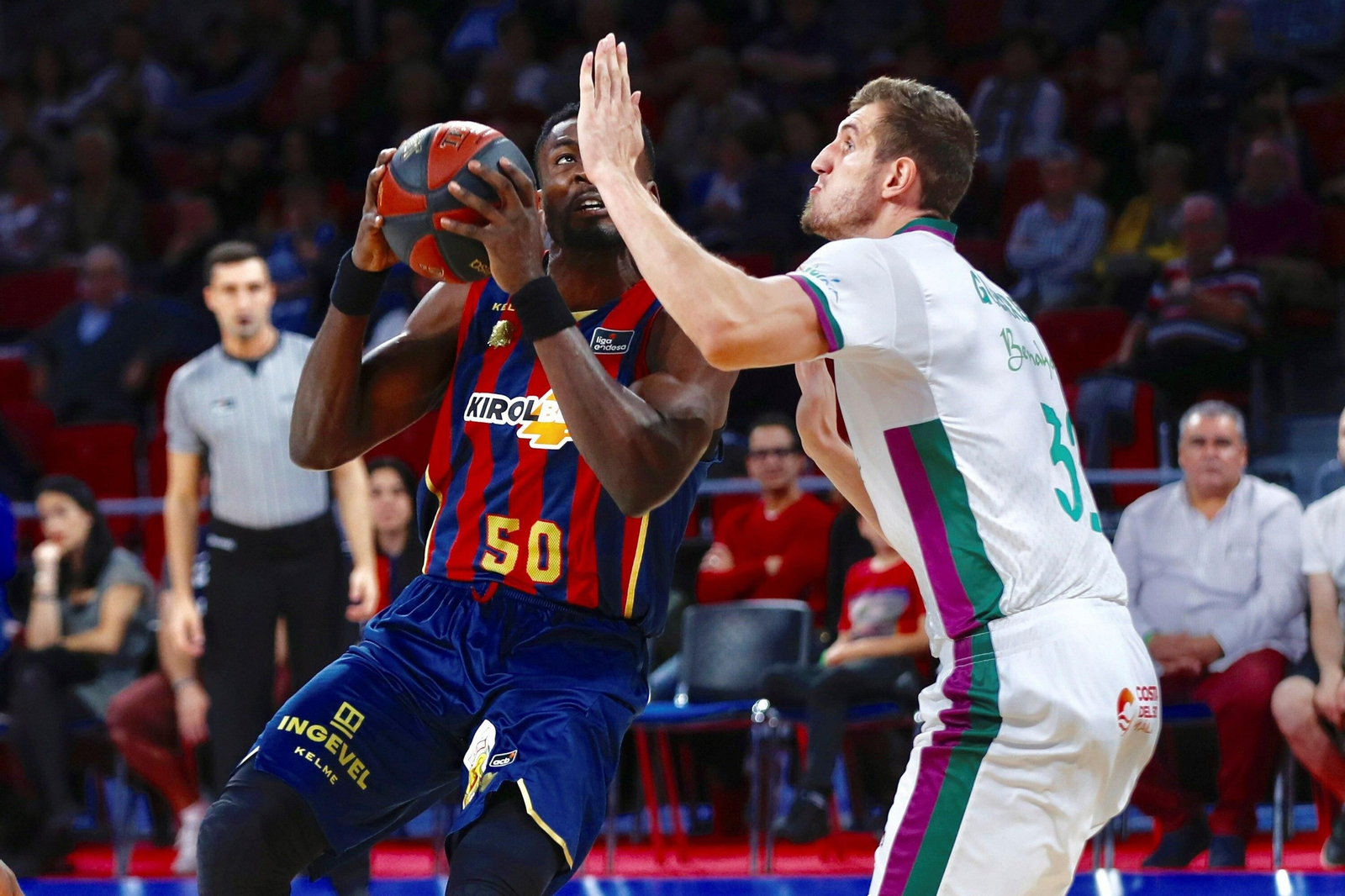 Rubén Guerrero intenta parar a Michael Eric en el Baskonia-Unicaja.