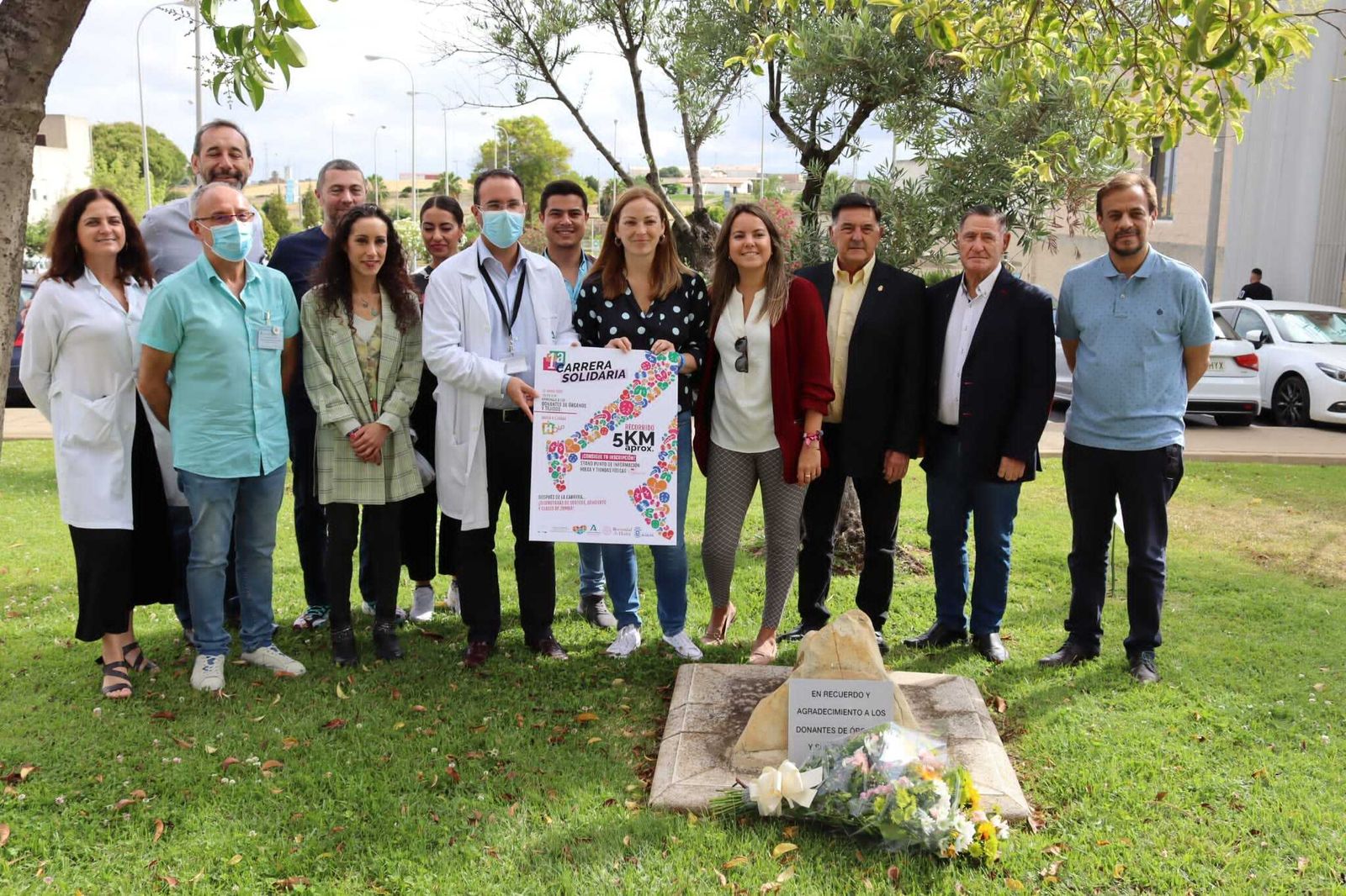Presentación de la carrera solidaria en los jardines del hospital Juan Ramón Jiménez.