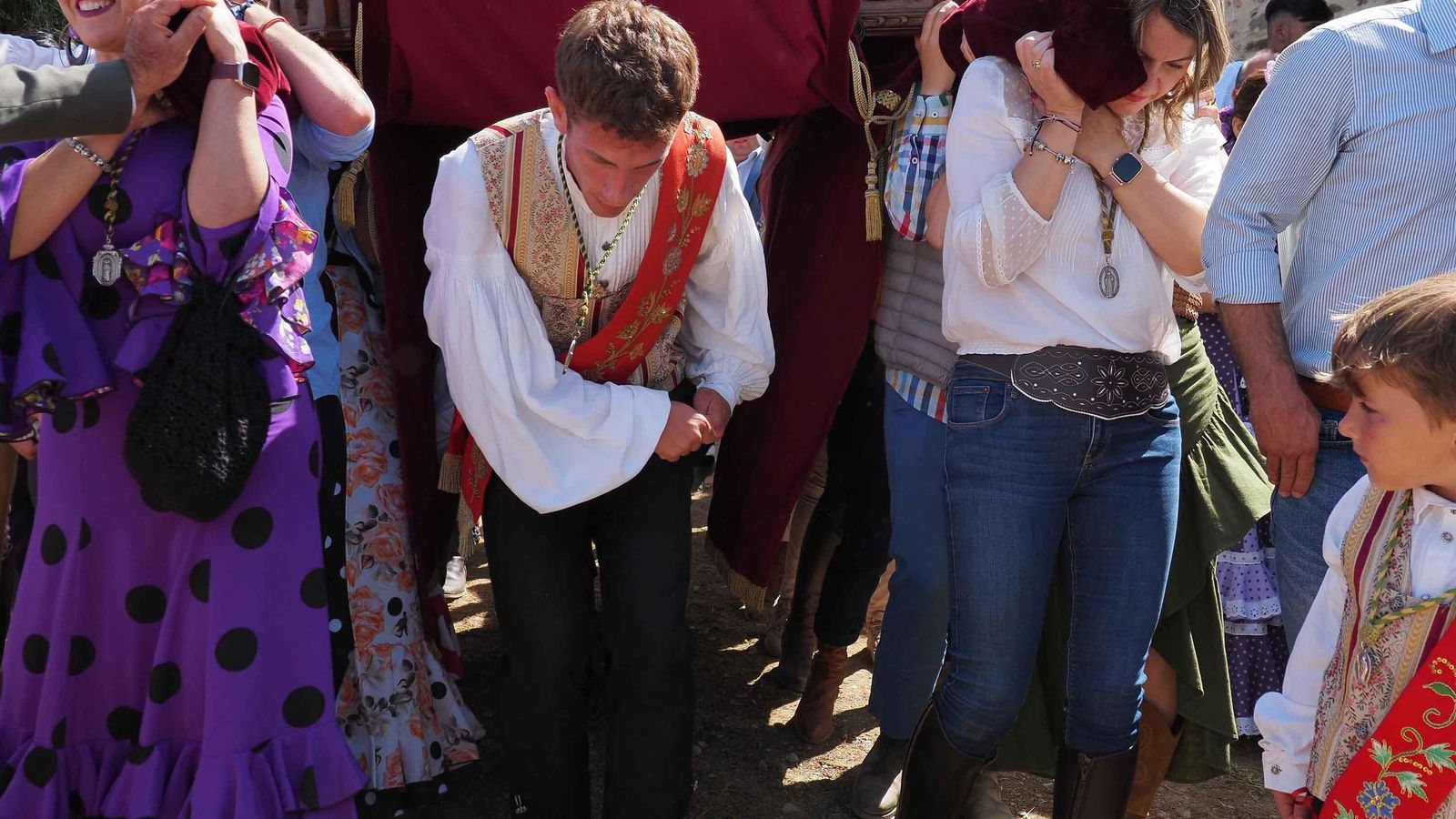 Los lanzaores, en una de sus pasadas por debajo del paso del Patrón
