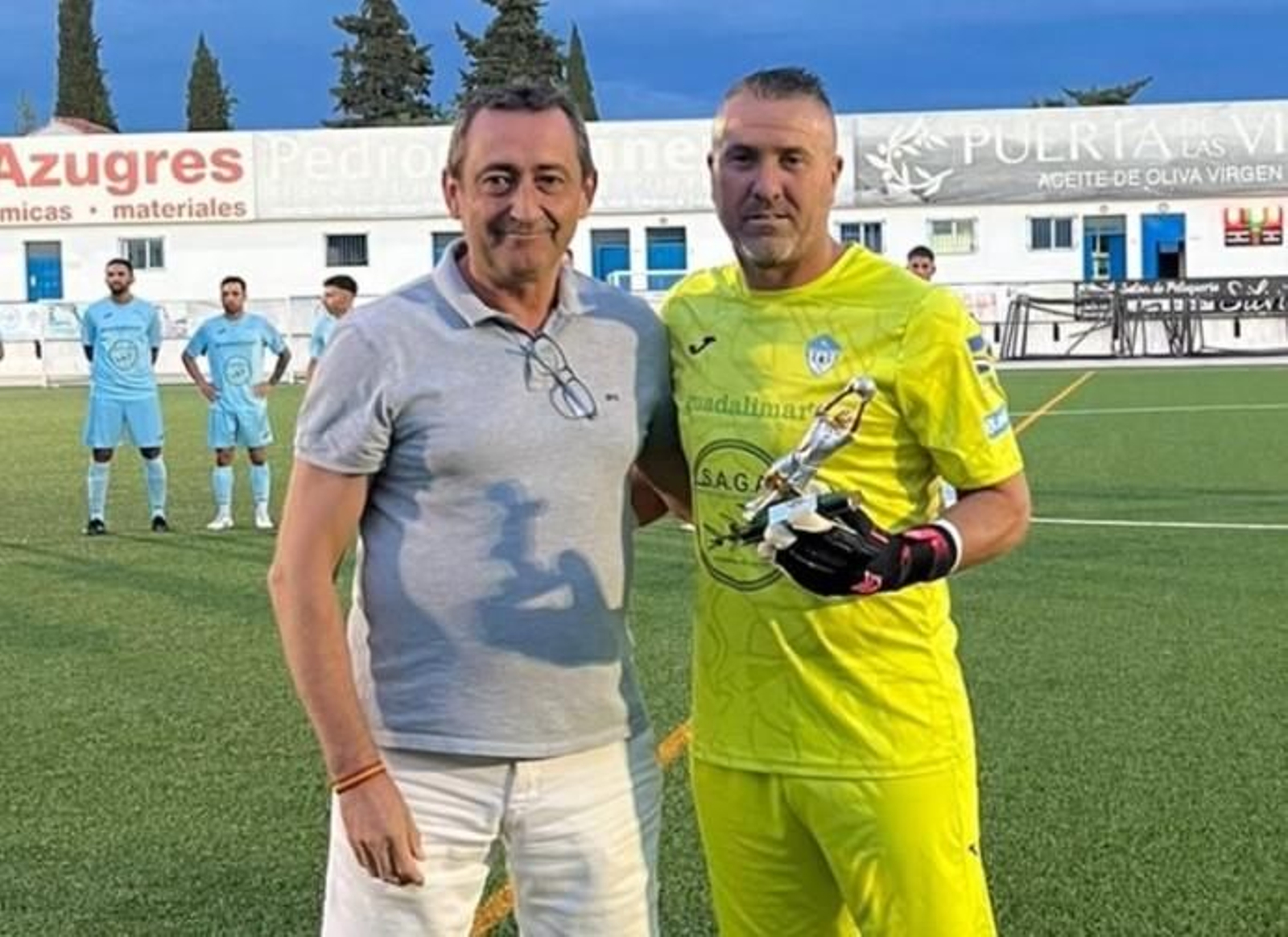 Andrés Valero recoge un premio de manos del presidente de la entidad celeste.