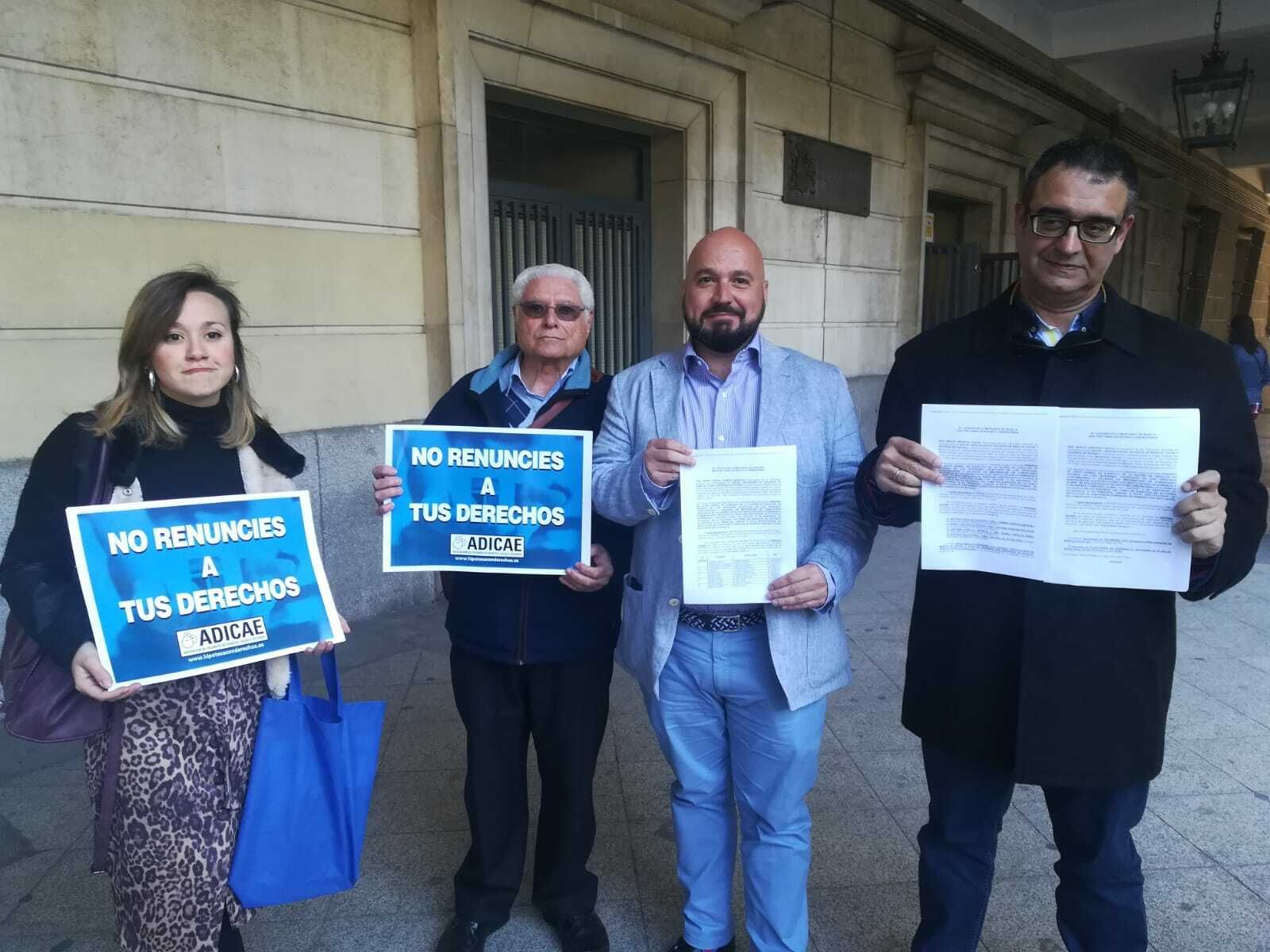Presentación de la demanda colectiva de Adicae contra 107 entidades financieras.