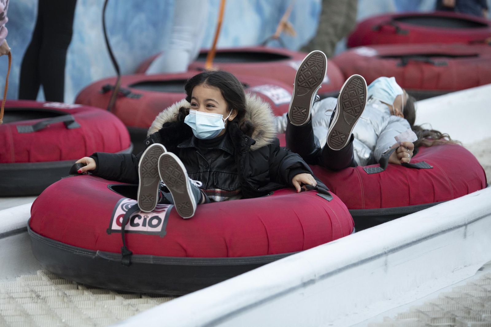 Multitud de visitantes y ambiente navideño en Granada durante el puente, en imágenes