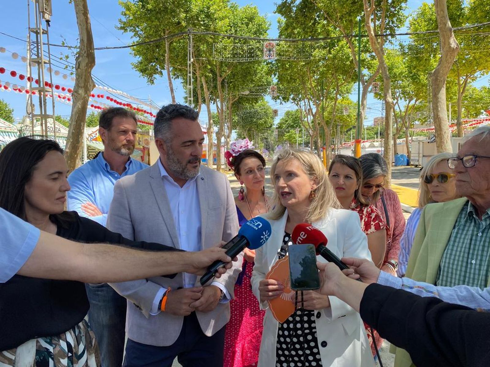 Lola Campos, acompañada por Andrés Reche, durante la presentación de su programa.
