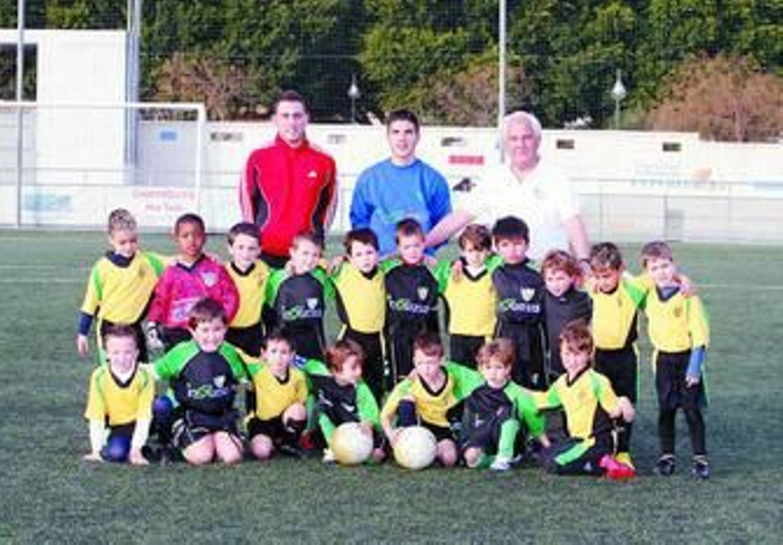 Plantillas y técnicos del Malaka B y Olímpica Victoriana.