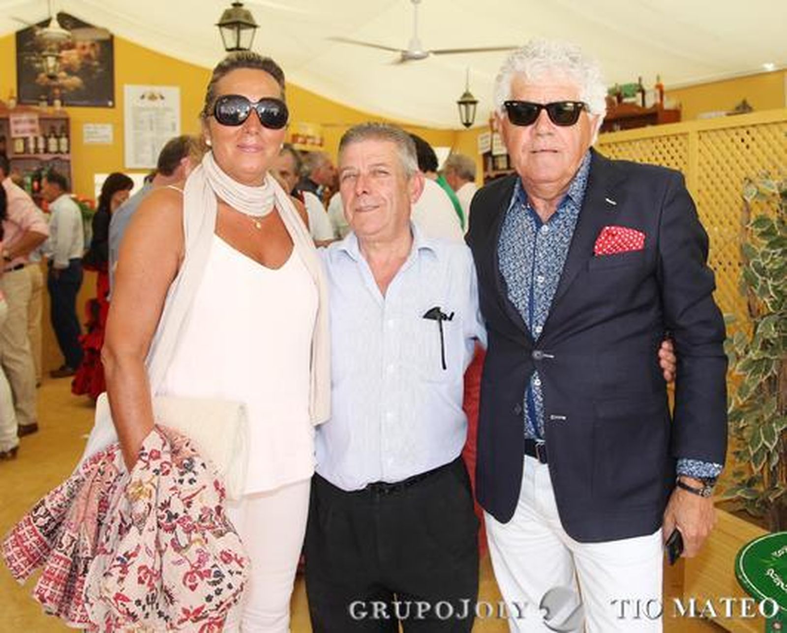 El propietario del Restaurante El Duque, José Luis García López (en el centro), junto al empresario ubriqueño Mateo Venegas y su esposa.

Foto: Vanesa Lobo
