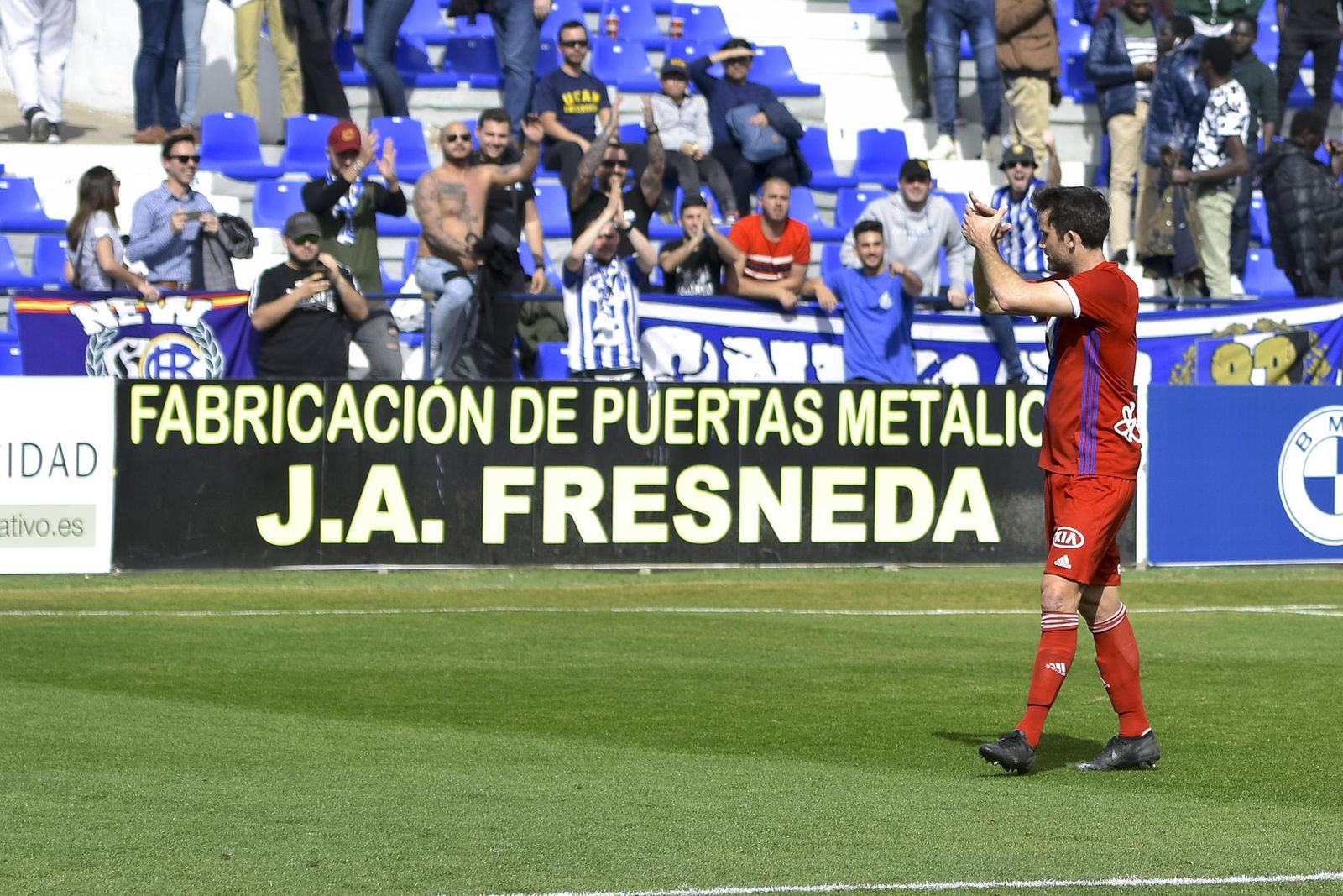 Pina aplaude a los aficionados recreativistas desplazados hasta Murcia para acompañar al Decano.