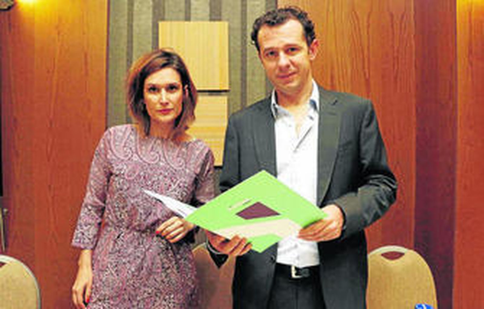 Juan Velayos, consejero delegado de Neinor Homes, sostiene una carpeta, junto a Margarita García.