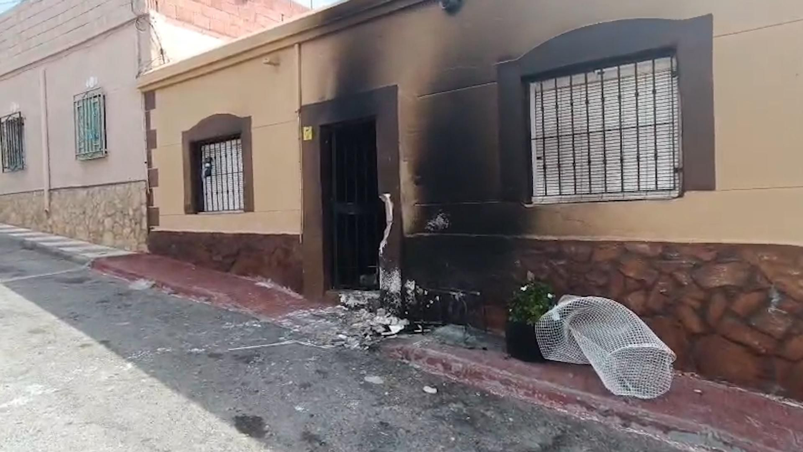 Una de las viviendas quemadas en Adra.