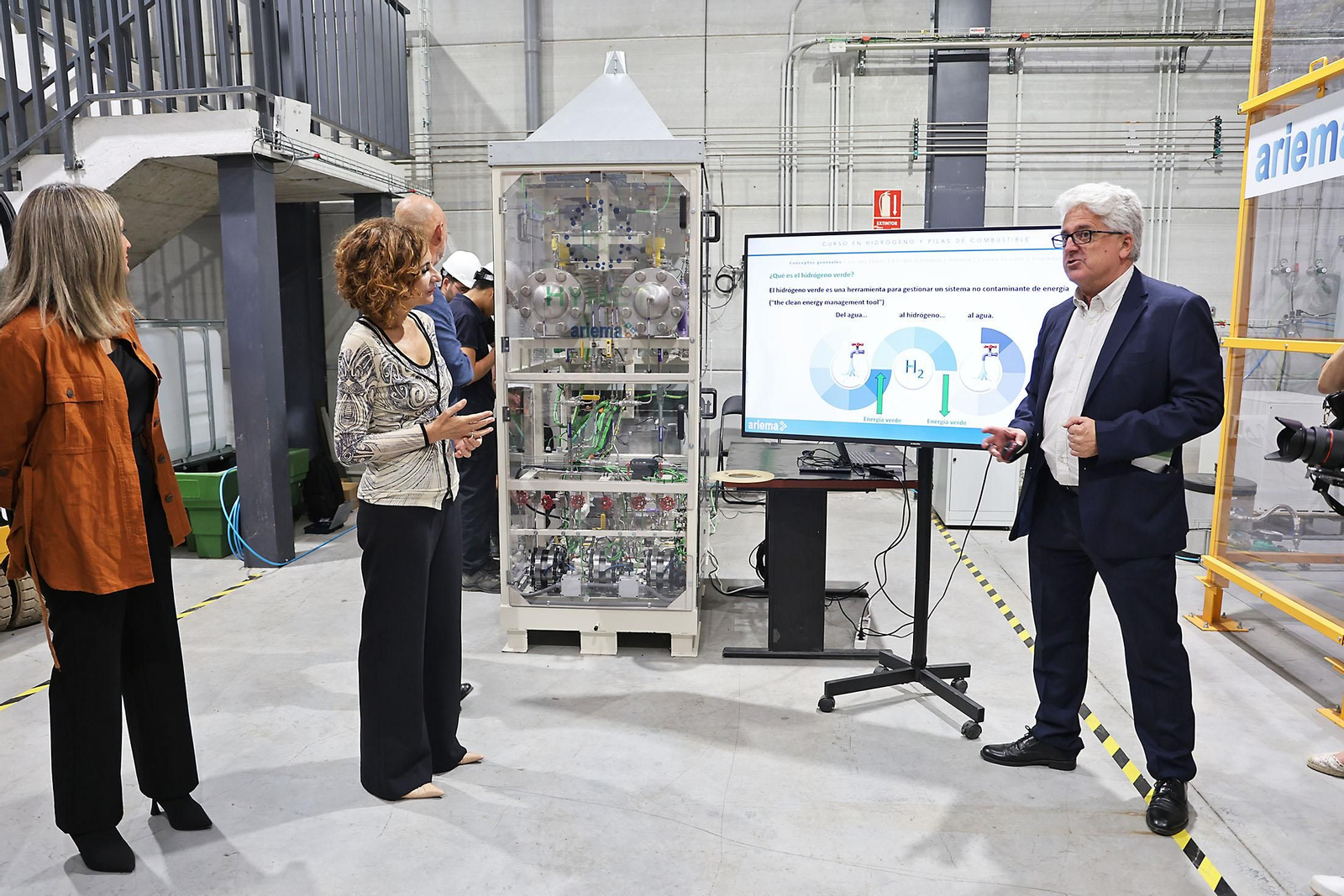 Imágenes de la visita de María Jesús Montero a la empresa Ariema Enerxía