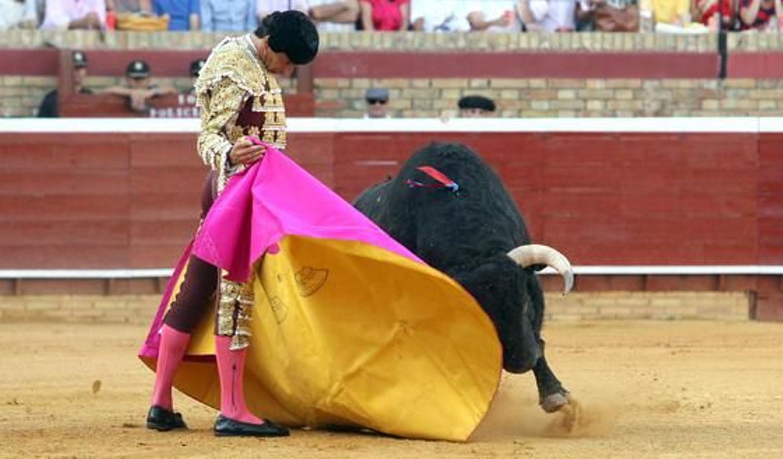 Las imágenes de la primera corrida del abono de las Colombinas

Foto: Espinola