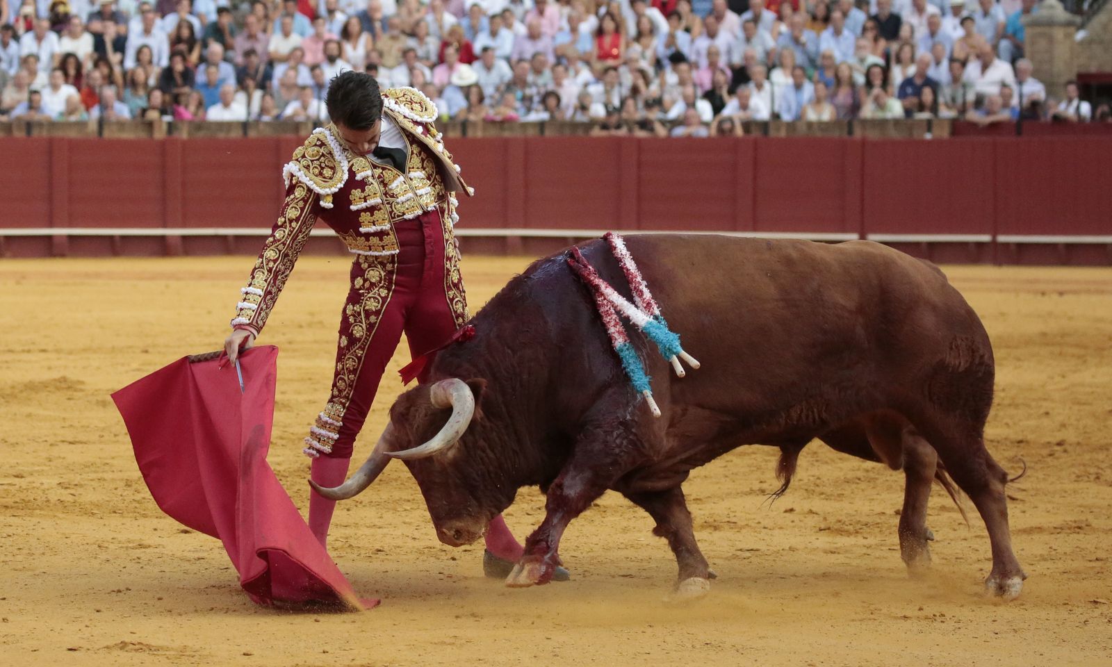 José María Manzanares, en un derechazo al quinto toro.