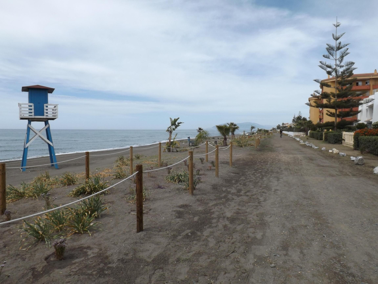 Imagen de archivo del paseo marítimo de Torre de Benagalbón.