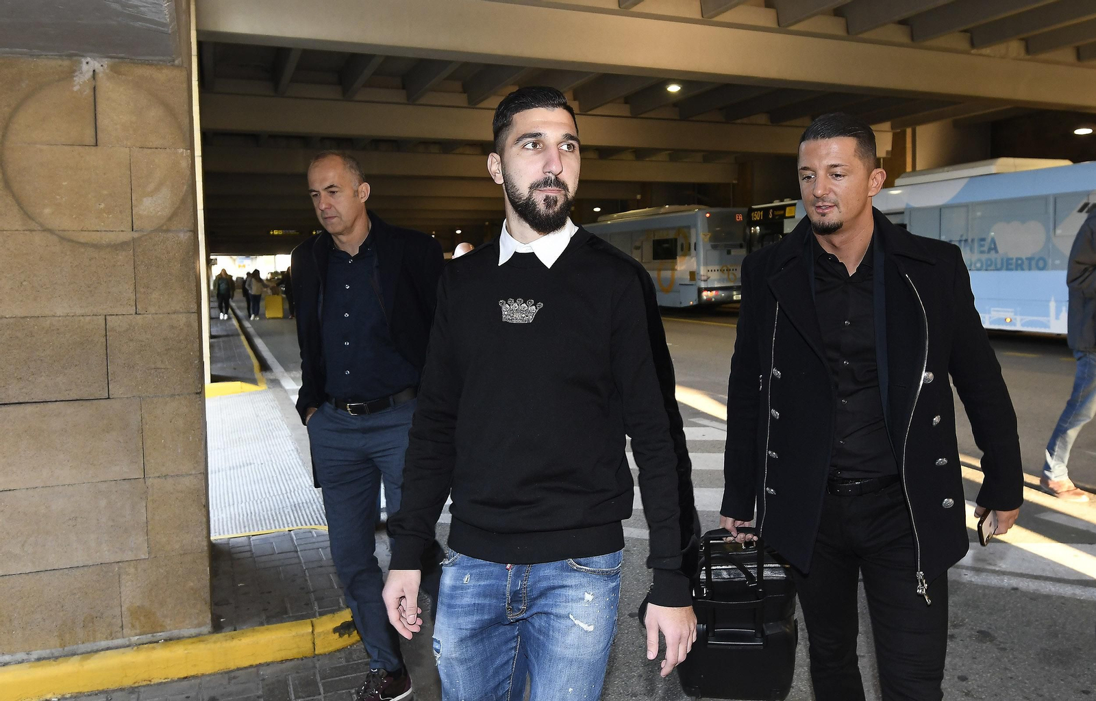 Dabbur, en el momento de aterrizar en Sevilla ayer para firmar su contrato.