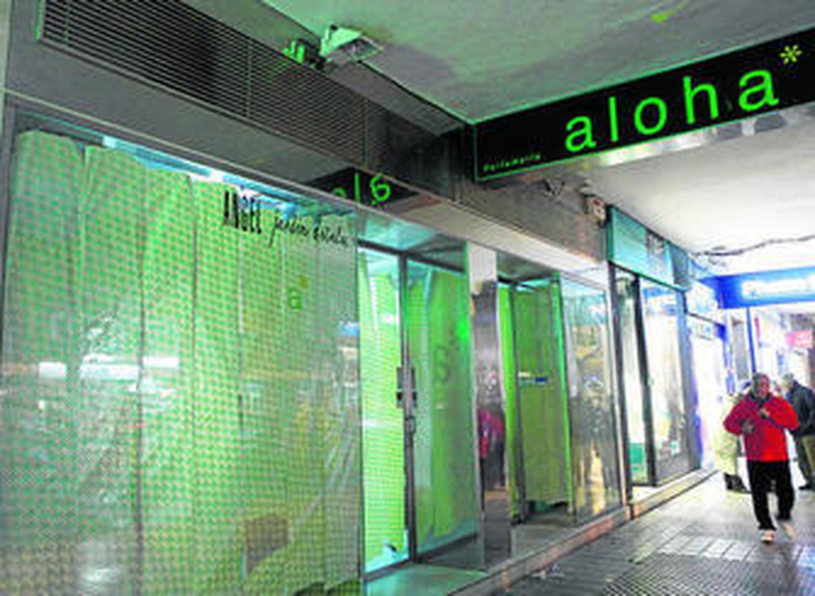 Escaparate de una de las tiendas recientemente cerradas en la capital gaditana.