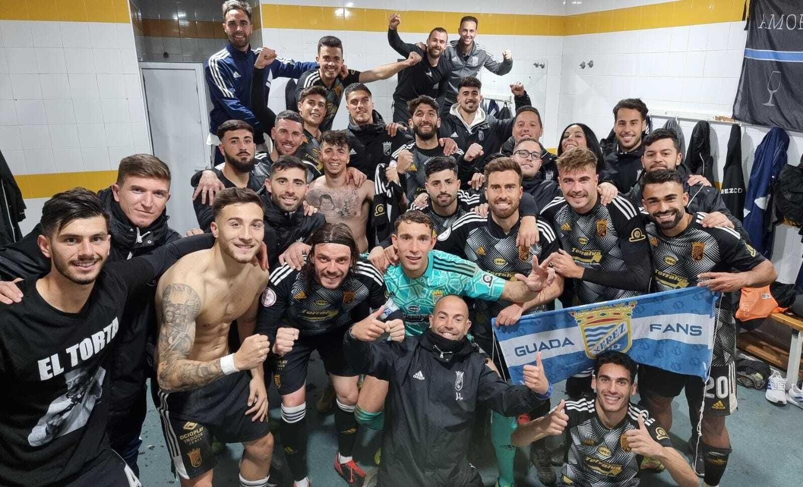 Los jugadores del Xerez CD celebran el triunfo logrado en Coria.