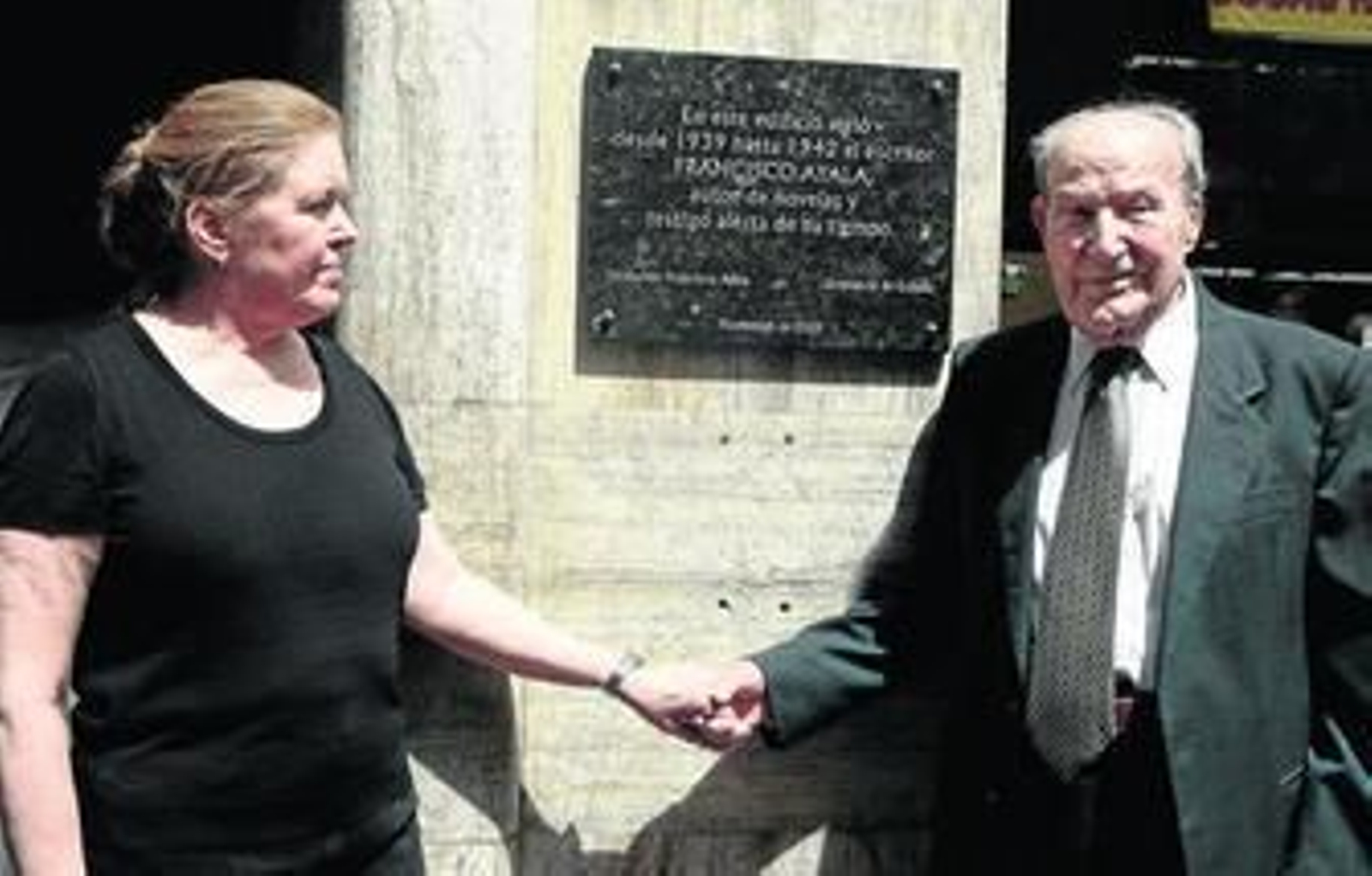 Carolyn Richmond, viuda del escritor, junto a Vicente Ayala.