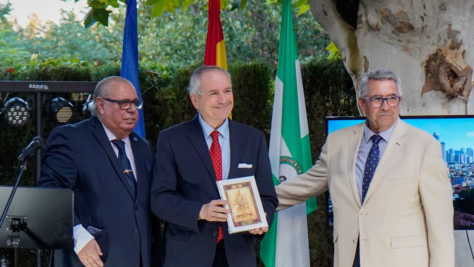 El decano de la Facultad de Medicina, Luis Capitán, recoge su premio.