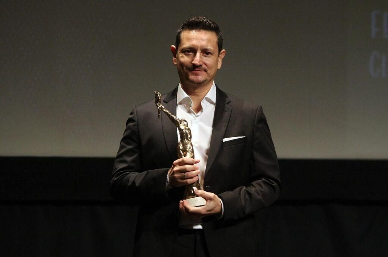 El productor José Alba recoge  el Premio Luz.