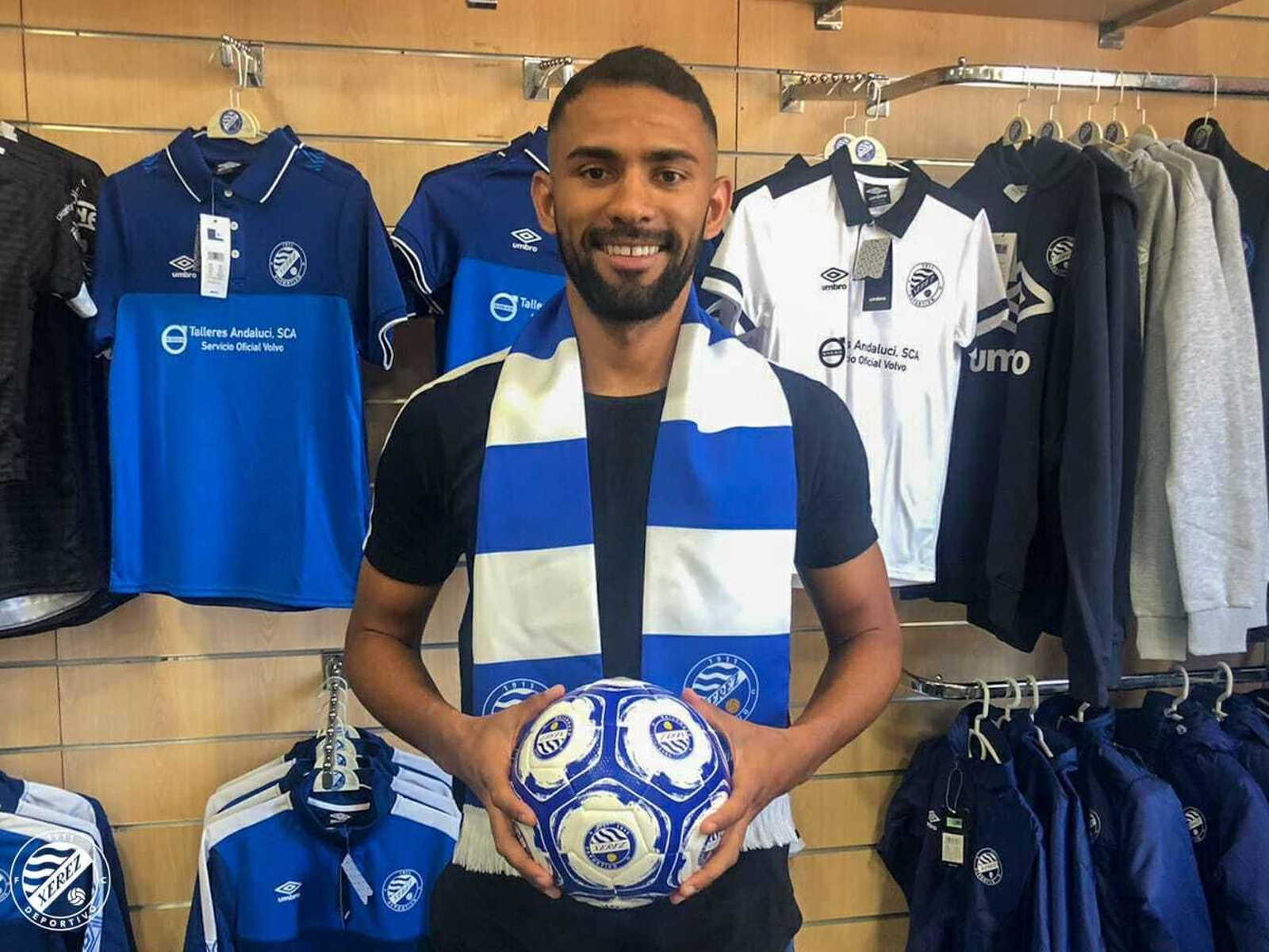 Joao, en la tienda del club con una bufanda y un balón con los colores del Xerez DFC.