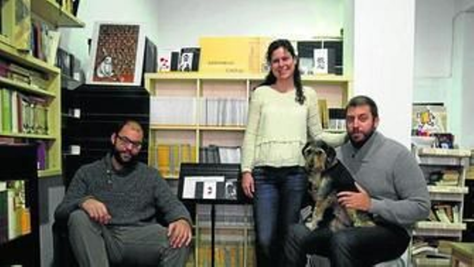 Andrés Gavala, Consuelo Álvarez y Juan Luis Gavala (junto a su mascota 'Melville') .