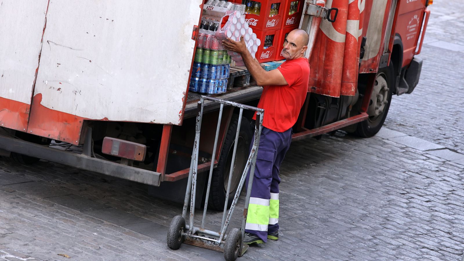 Repartidor descargando.