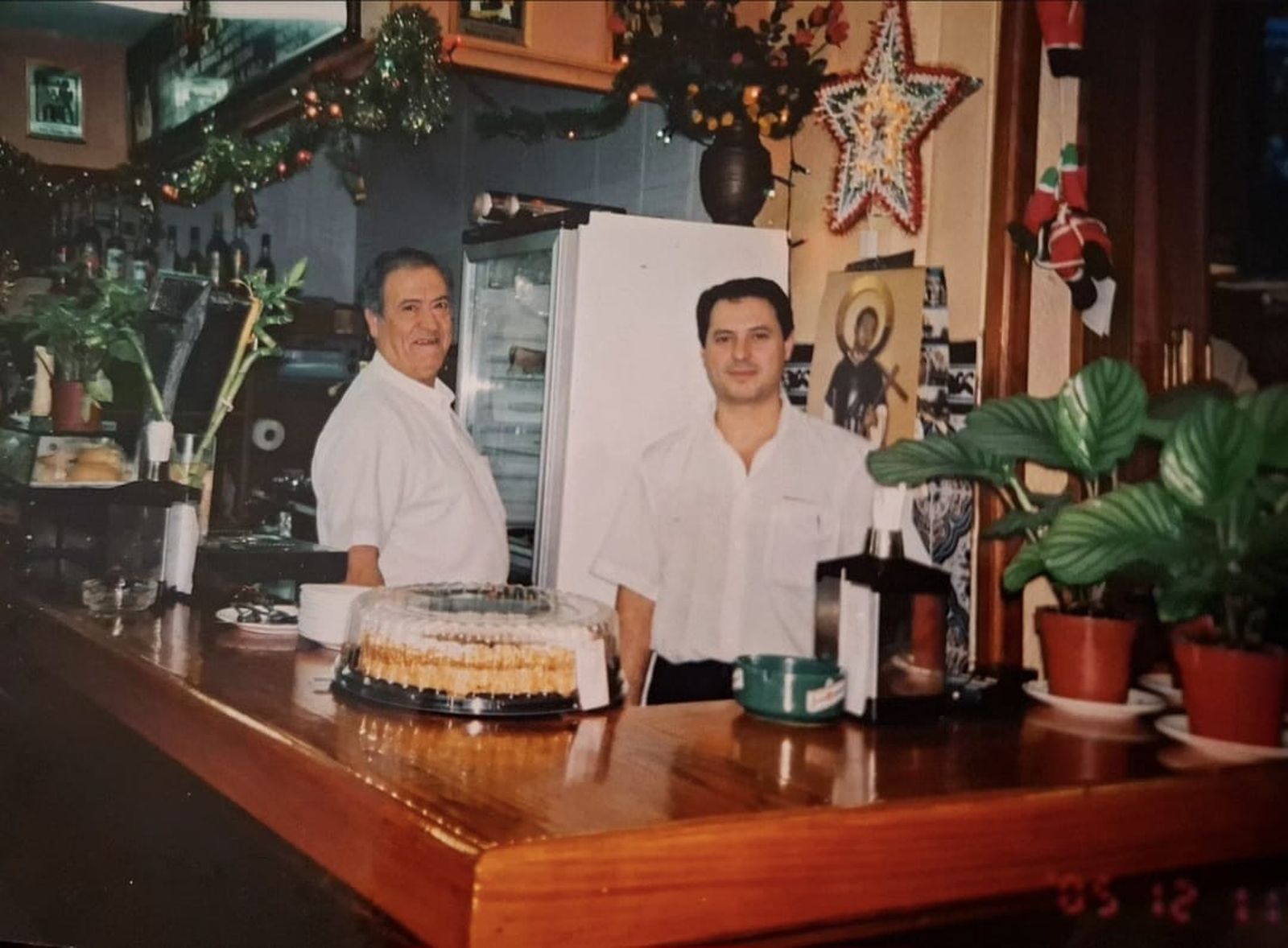 Fotografía antigua del bar Piñero, con rostros que forman parte de su historia