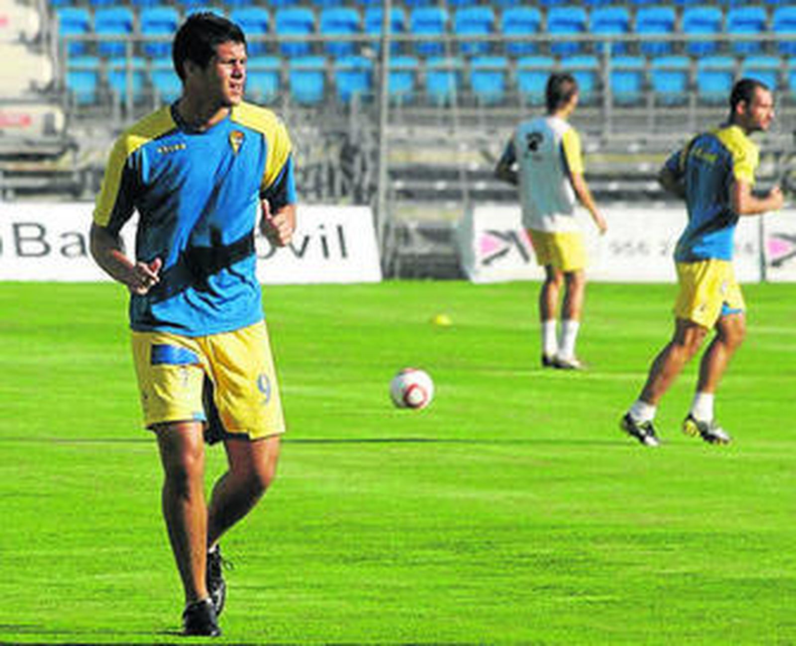 Álvaro Silva, con Cifuentes al fondo.