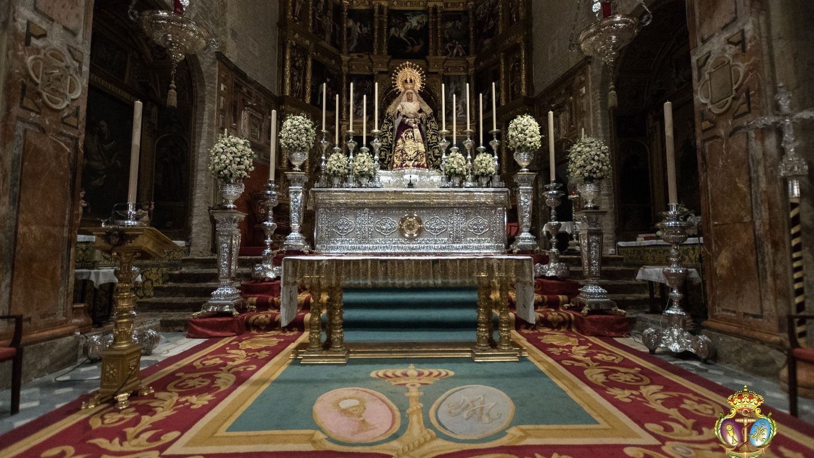 Sencillo y elegante altar montado a la Esperanza de Triana en Santa Ana. Menos es más.