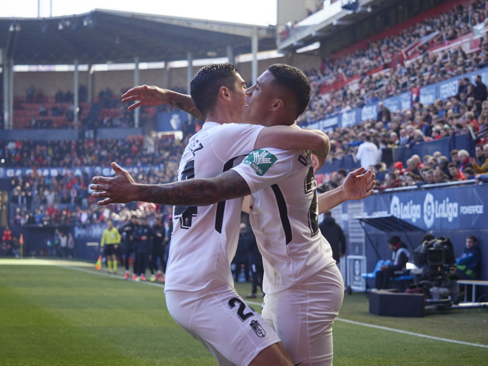 Machís se abraza a Carlos Fernández tras uno de los goles marcados